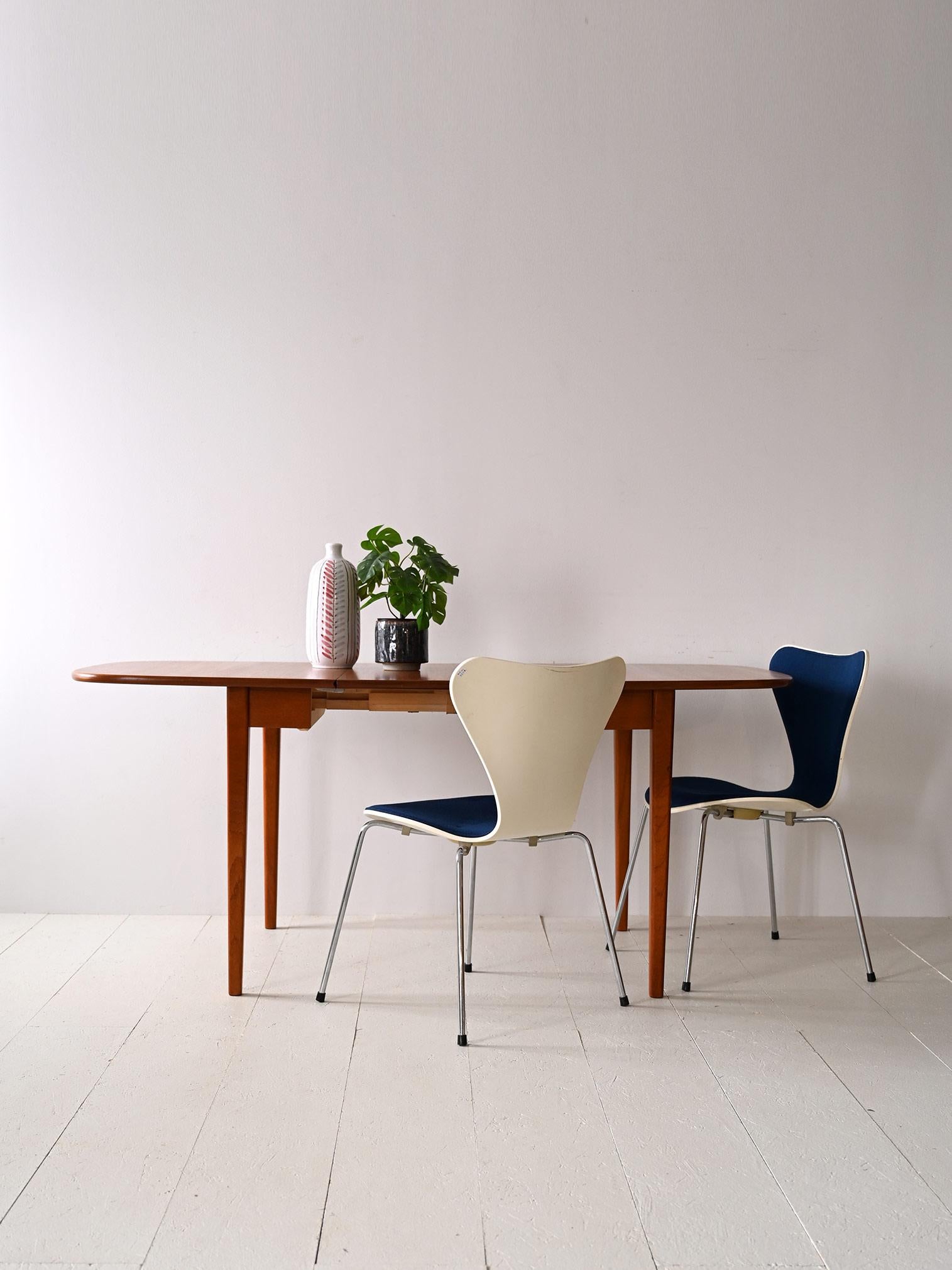 Klapptisch mit Platte mit abgerundeten Ecken.

Dieses Möbelstück verkörpert die Essenz des skandinavischen Designs, das Ästhetik und Funktionalität verbindet. Da er bei Bedarf geöffnet werden kann, ist er auch für kleine Räume geeignet.

Er hat eine