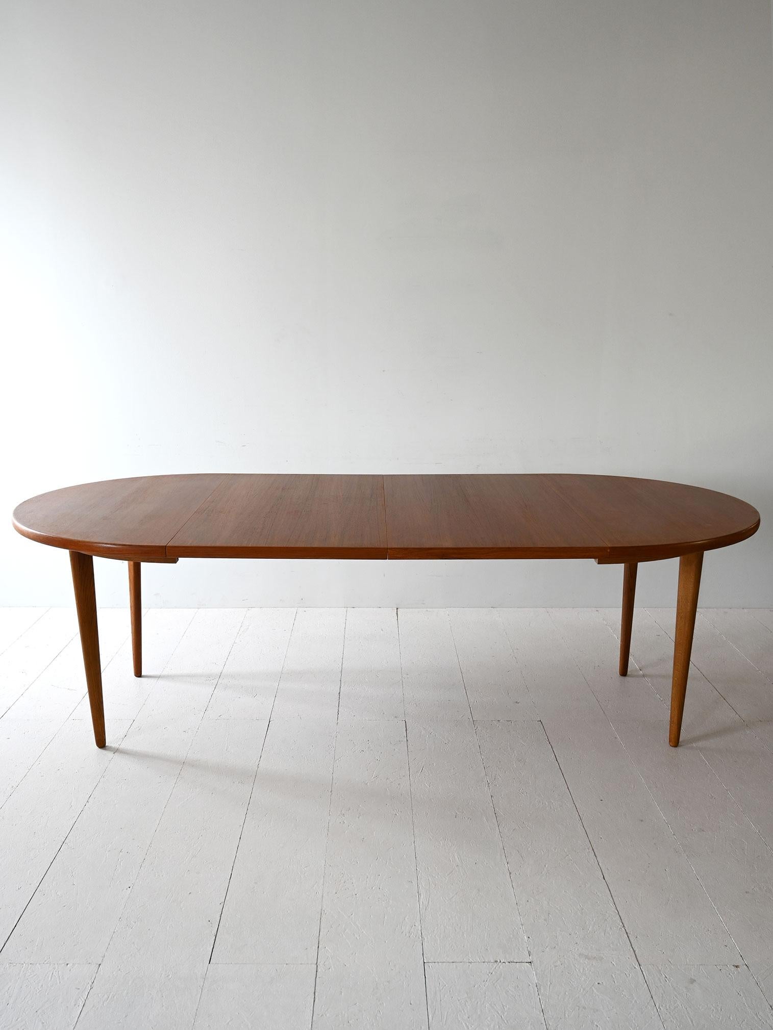 Vintage 1960er Jahre skandinavisches Design Teakholz Tisch mit Erweiterungen.

Ein eleganter und funktioneller Tisch, der dank der zwei zusätzlichen 60 cm langen Bohlen eine Länge von 240 cm erreicht. Die robuste Teakholzplatte ist in geschlossenem
