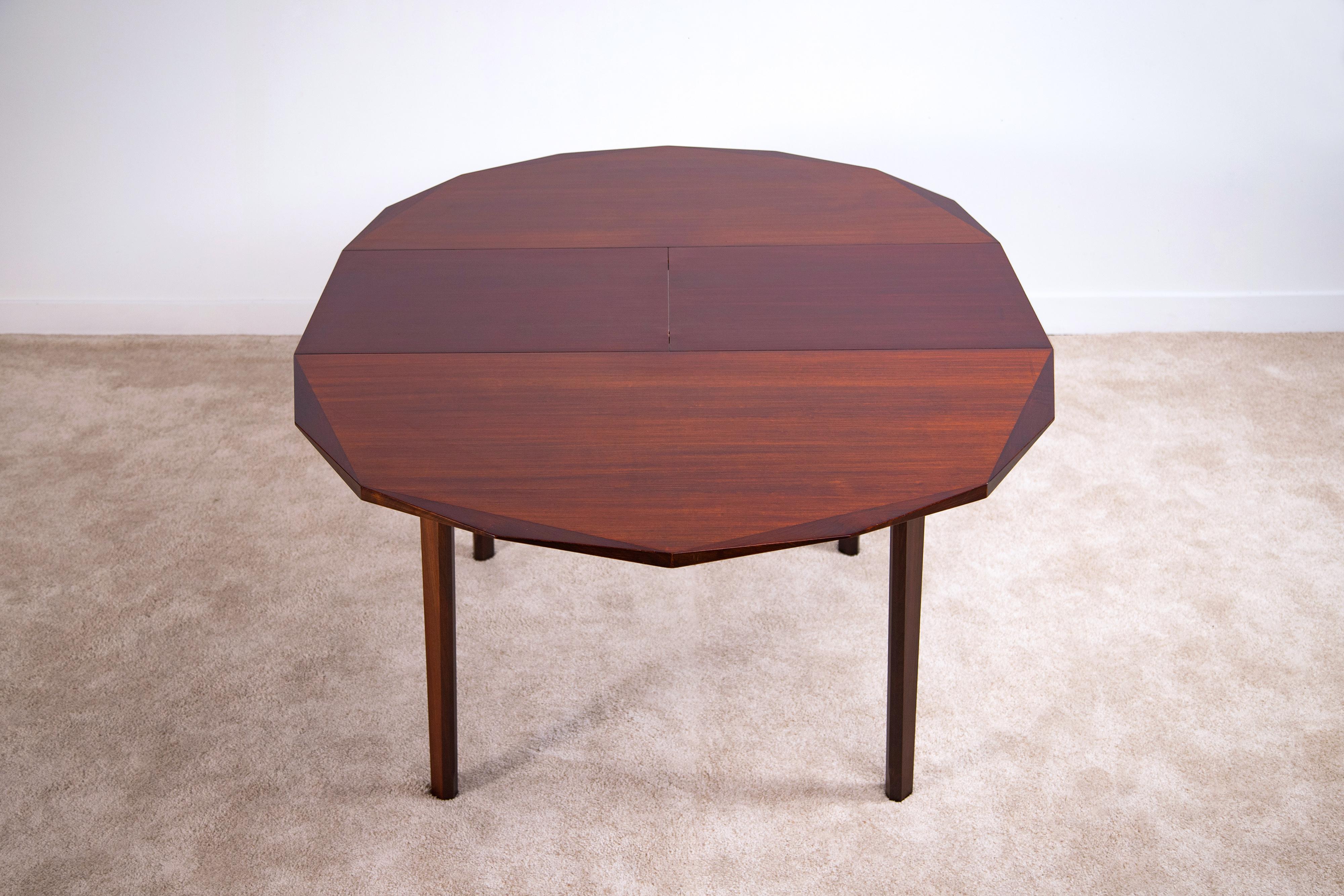 Eleganter Ausziehtisch aus Palisander aus den 1960er Jahren aus italienischer Fertigung mit skandinavischer Inspiration. Die spezielle sechseckige Form (16 Seiten) macht ihn einzigartig, ebenso wie der Diamantschliff in den oberen Profilen. Die