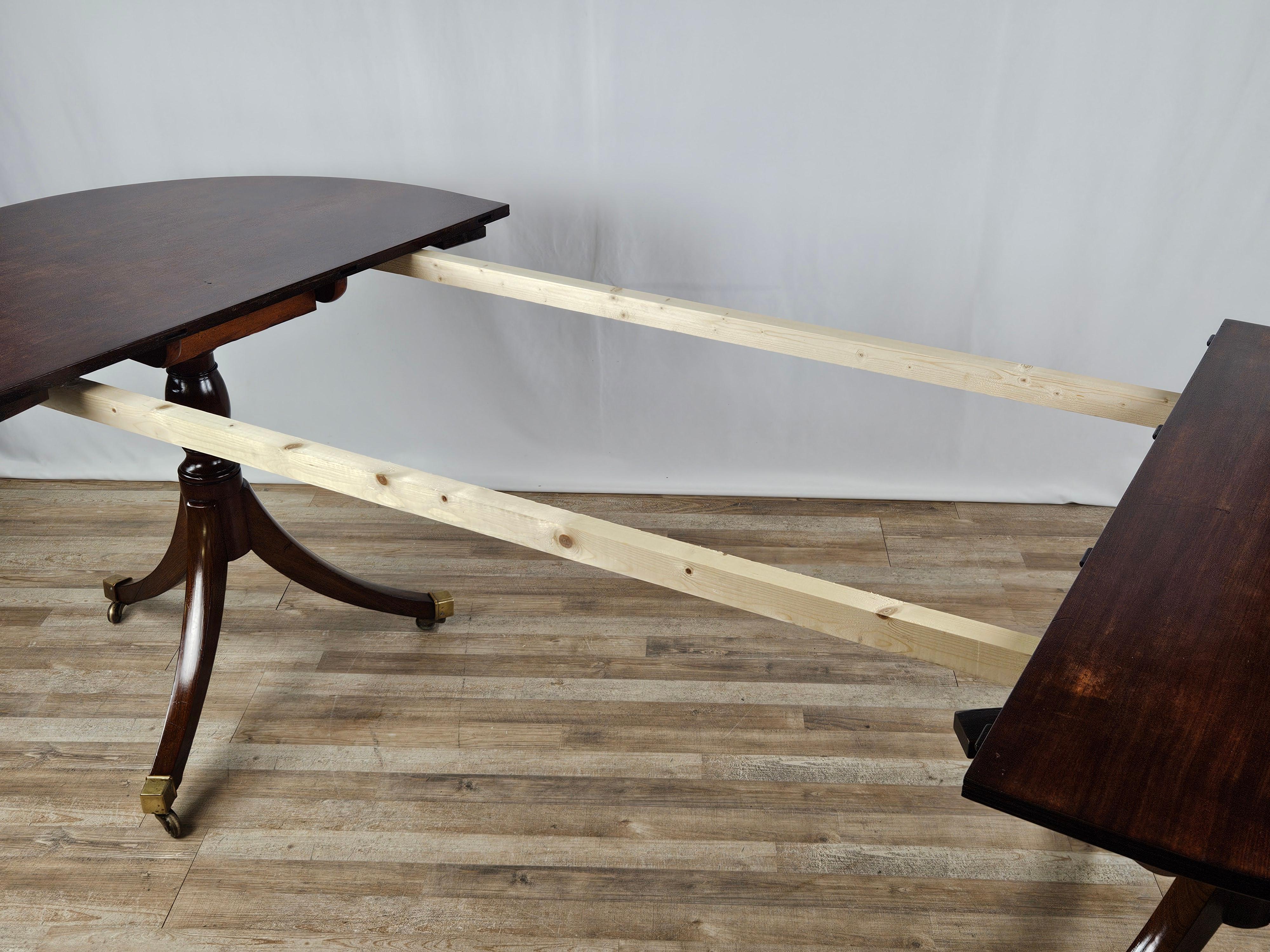 English mahogany extending table 20th century For Sale 9