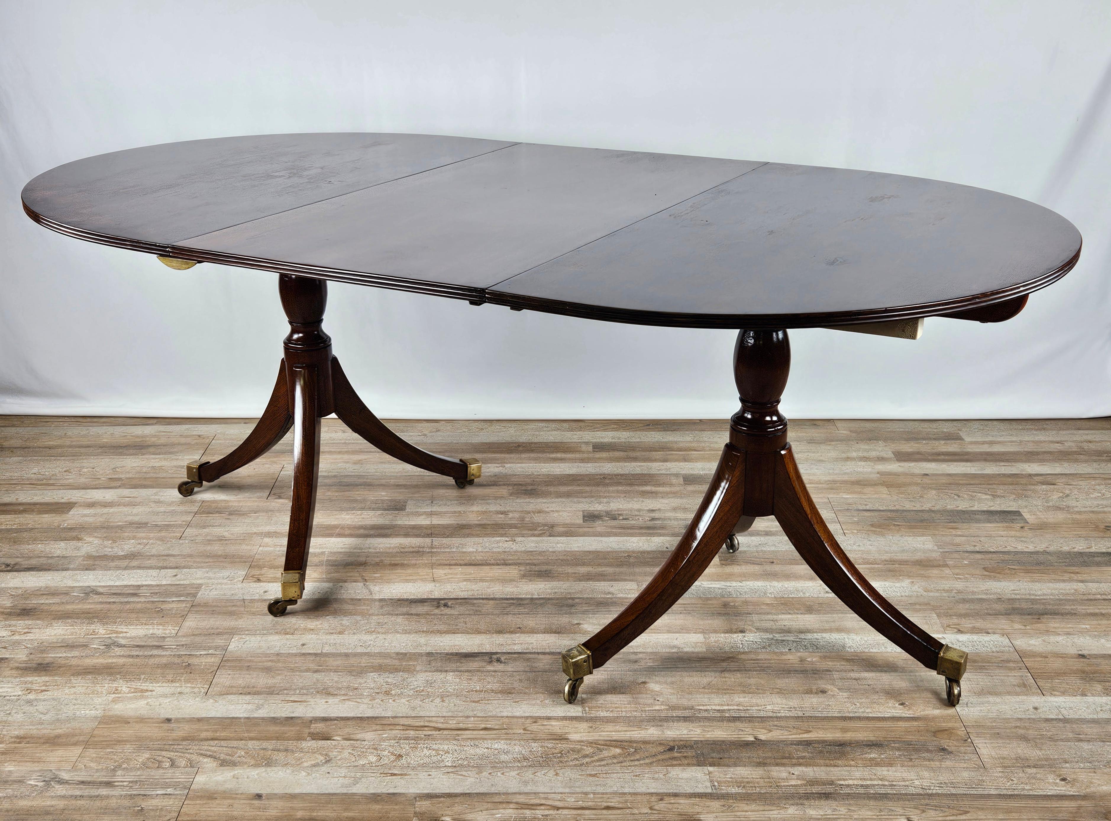 Victorian English mahogany extending table 20th century For Sale