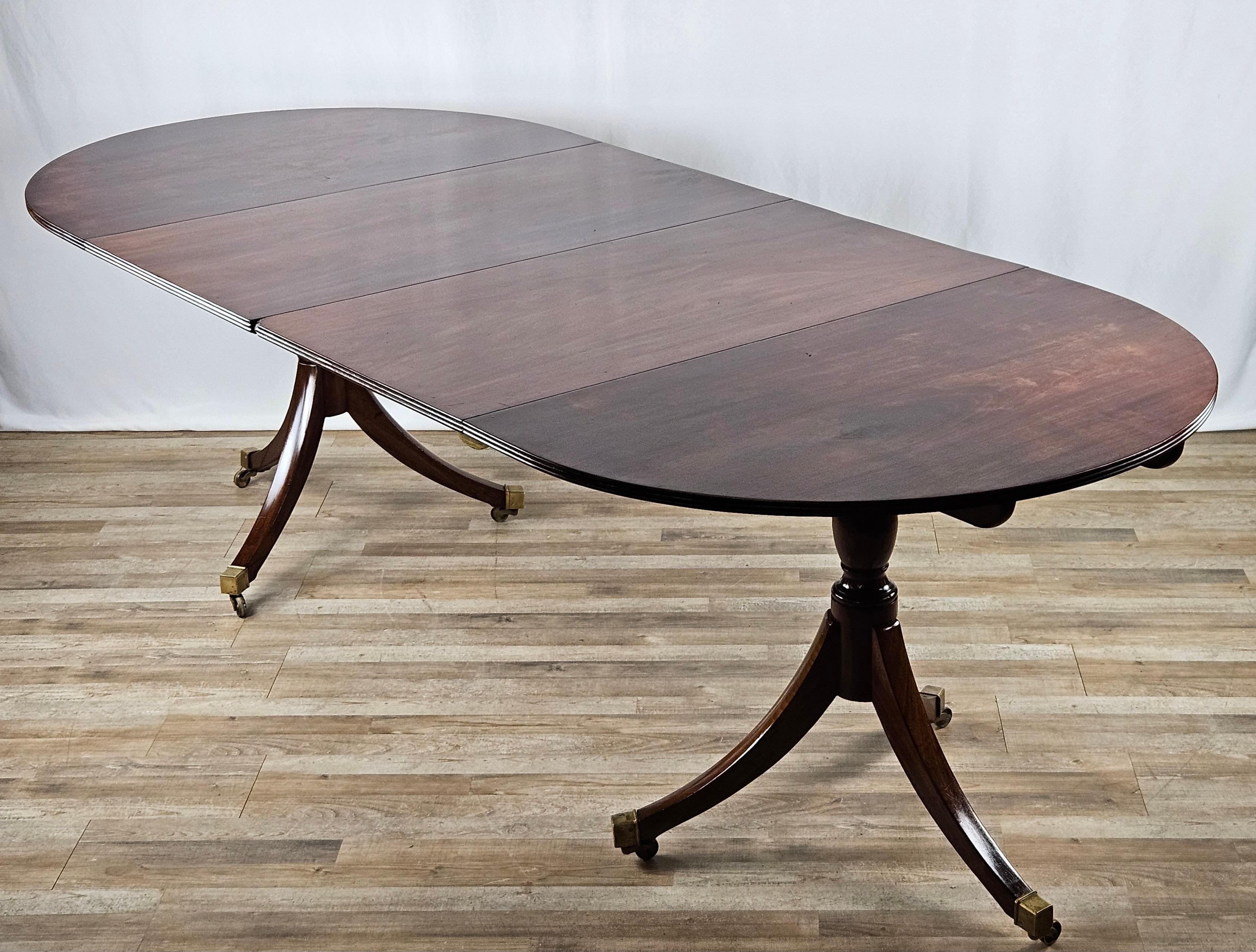 English mahogany extending table 20th century In Good Condition For Sale In Premariacco, IT