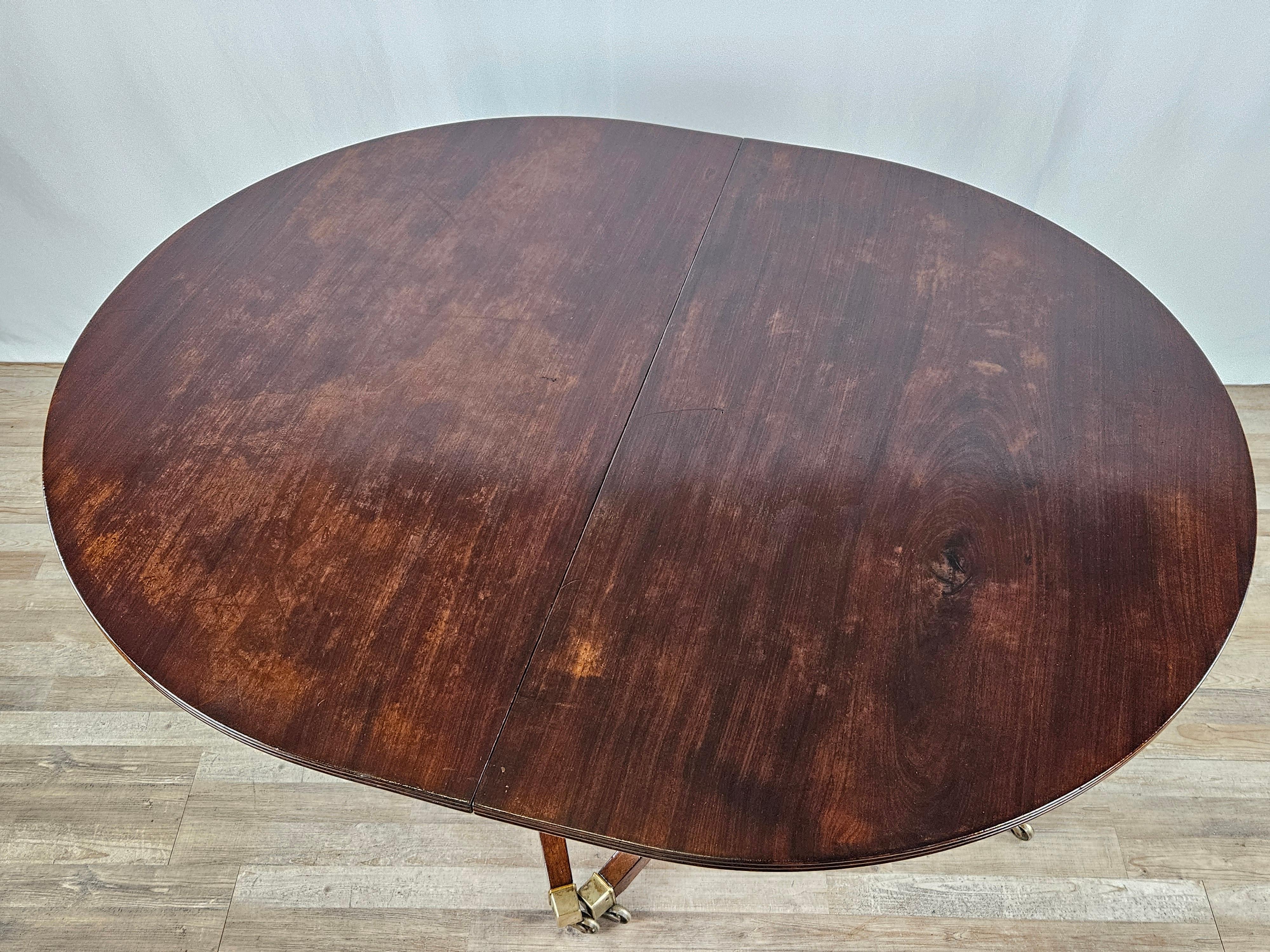 20th Century English mahogany extending table 20th century For Sale