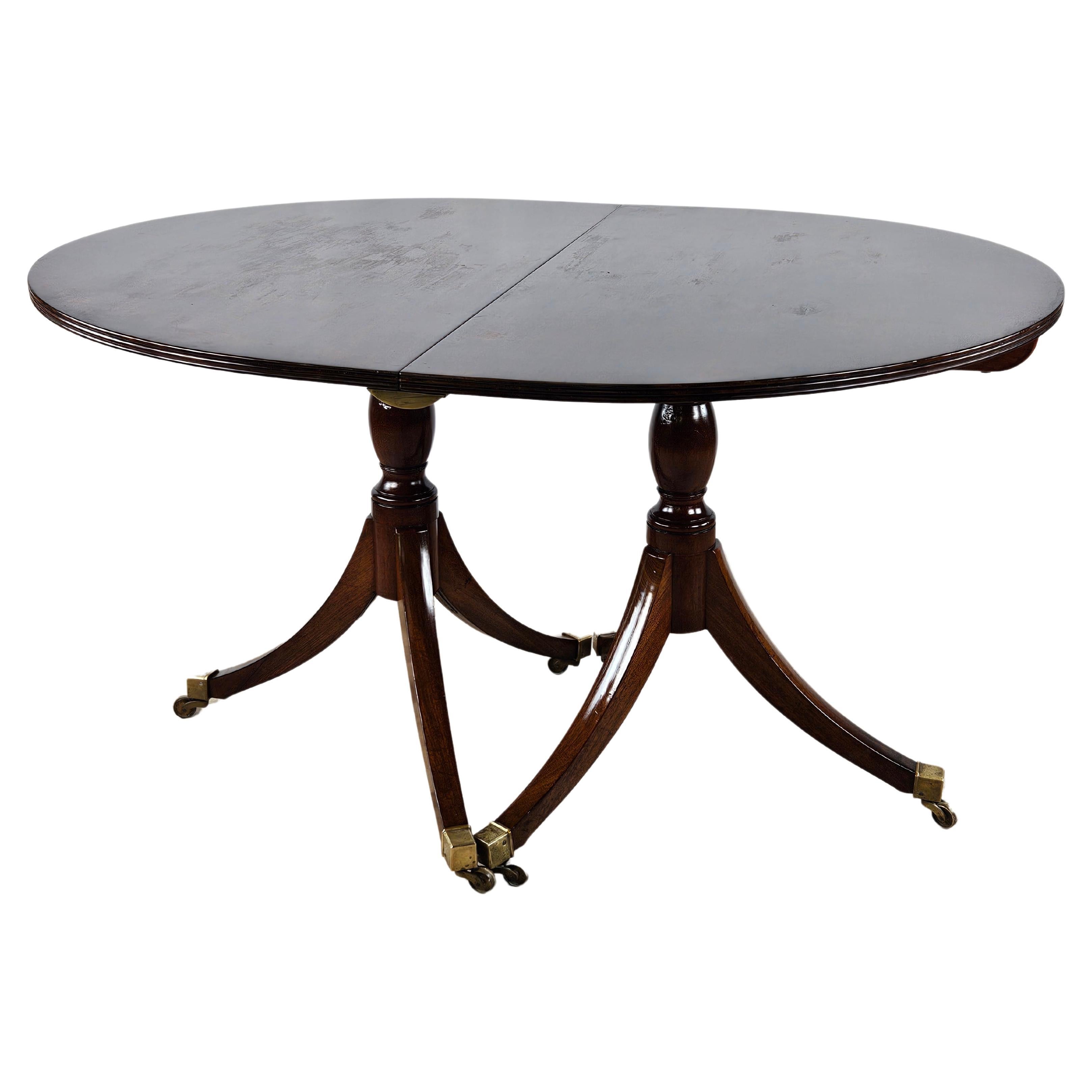 English mahogany extending table 20th century For Sale