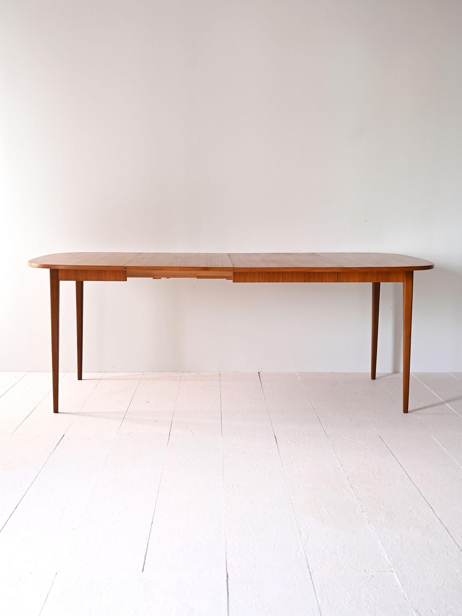 Originaler skandinavischer Esstisch aus der Mitte des Jahrhunderts. Er verfügt über zwei Verlängerungen, mit denen das Verdeck bis auf 216 cm verlängert werden kann.
Der Tisch zeichnet sich durch sein elegantes und funktionales Design aus, typisch