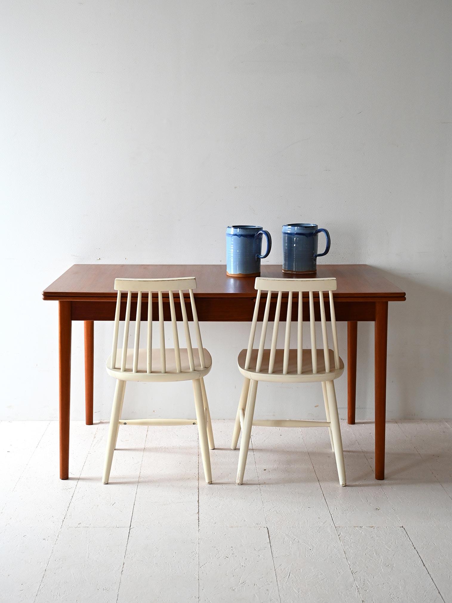 Tavolo vintage scandinavo in teak con due allunghe laterali a scomparsa. Linee pulite e proporzioni equilibrate.

Tavolo allungabile in teak, di chiara ispirazione scandinava, con gambe affusolate e due pratiche allunghe estraibili da 56 cm