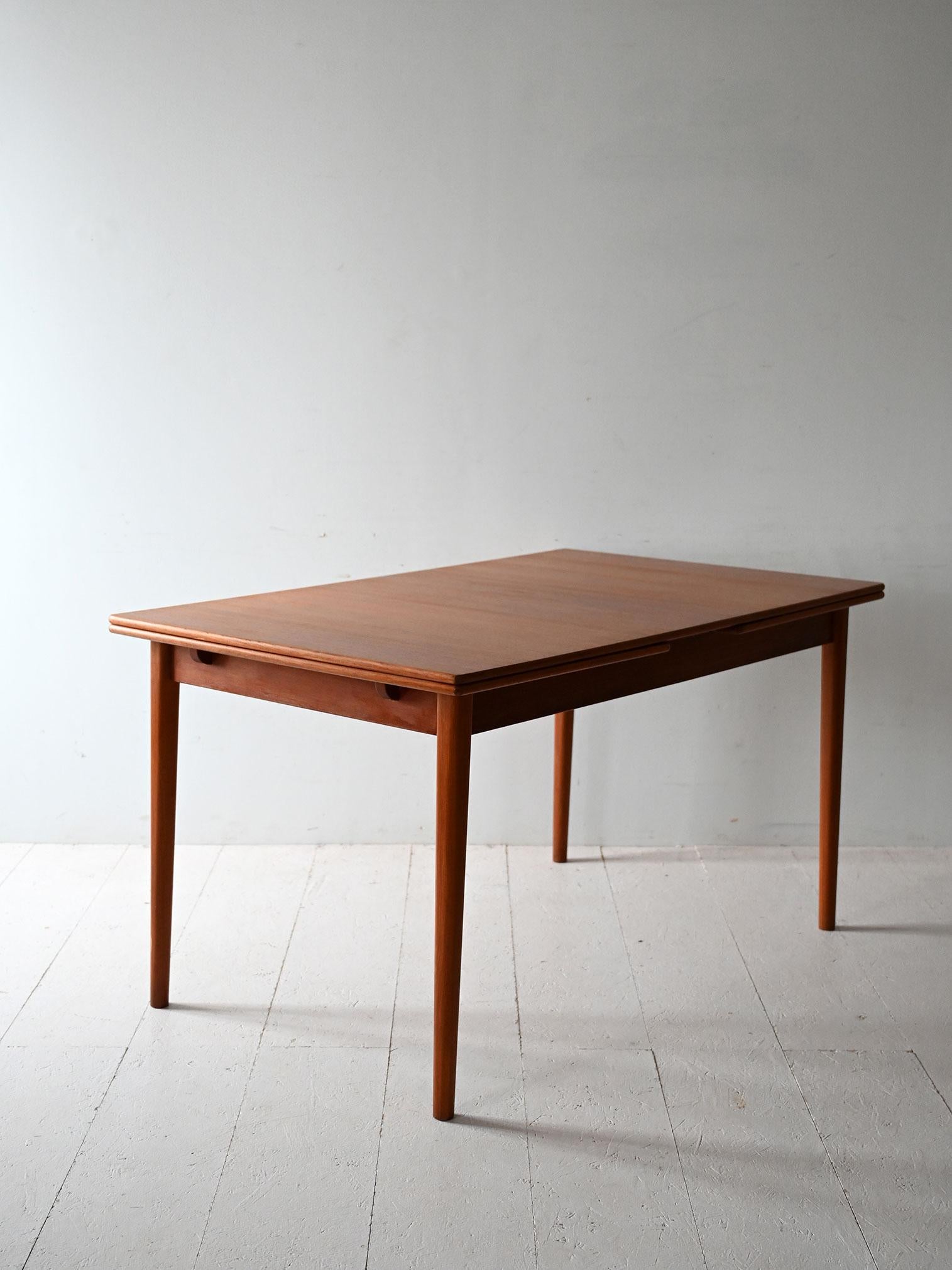 Tavolo allungabile scandinavo in teak vintage (Skandinavische Moderne) im Angebot