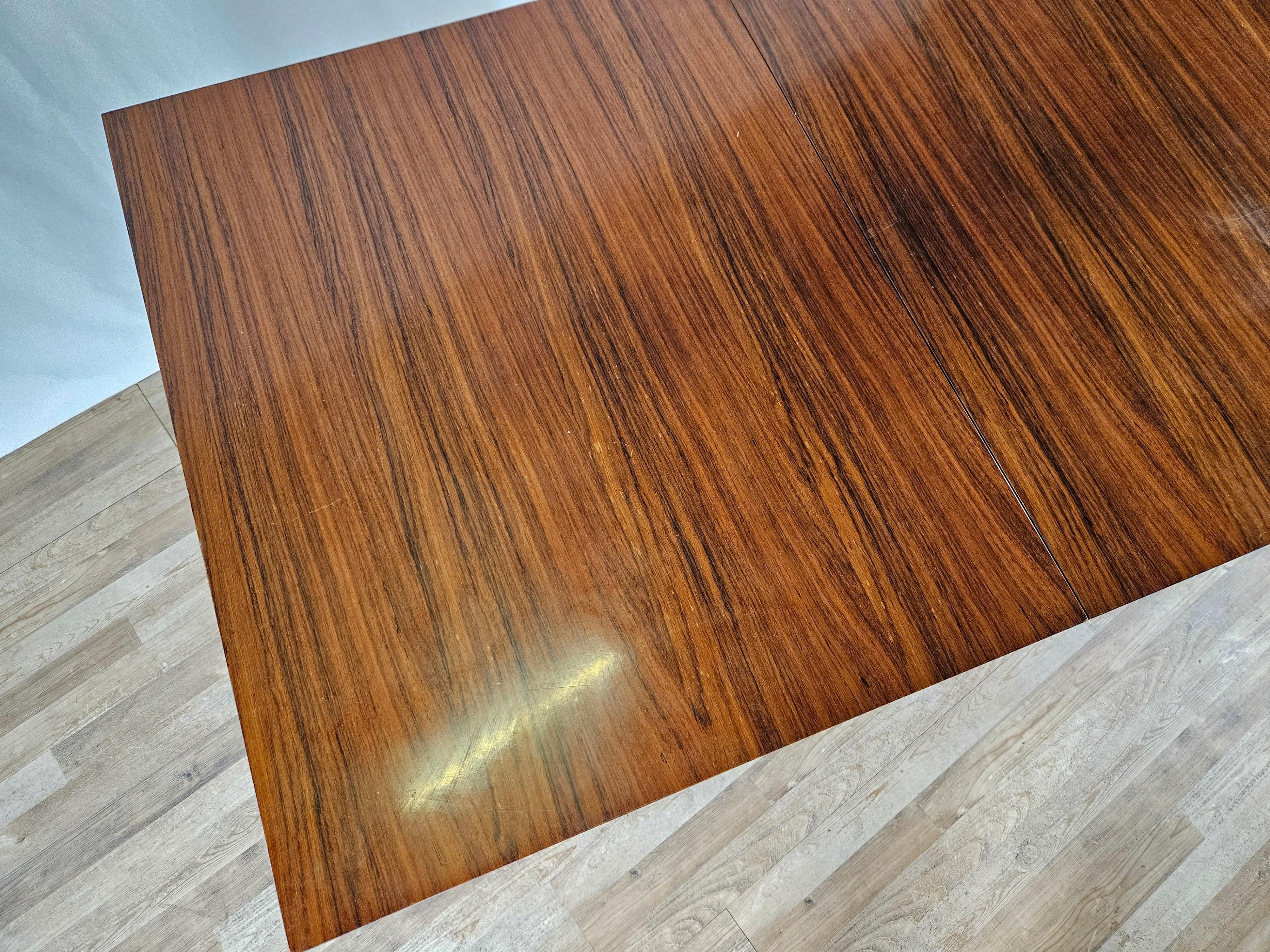 Italian-made 1960s laminate table in Scandinavian style, fine and elegant design for all environments.

The table is extendable so that it reaches a maximum width of 179.5cm, perfect for a comfortable 6-seater or narrow 8-seater.

Polished to