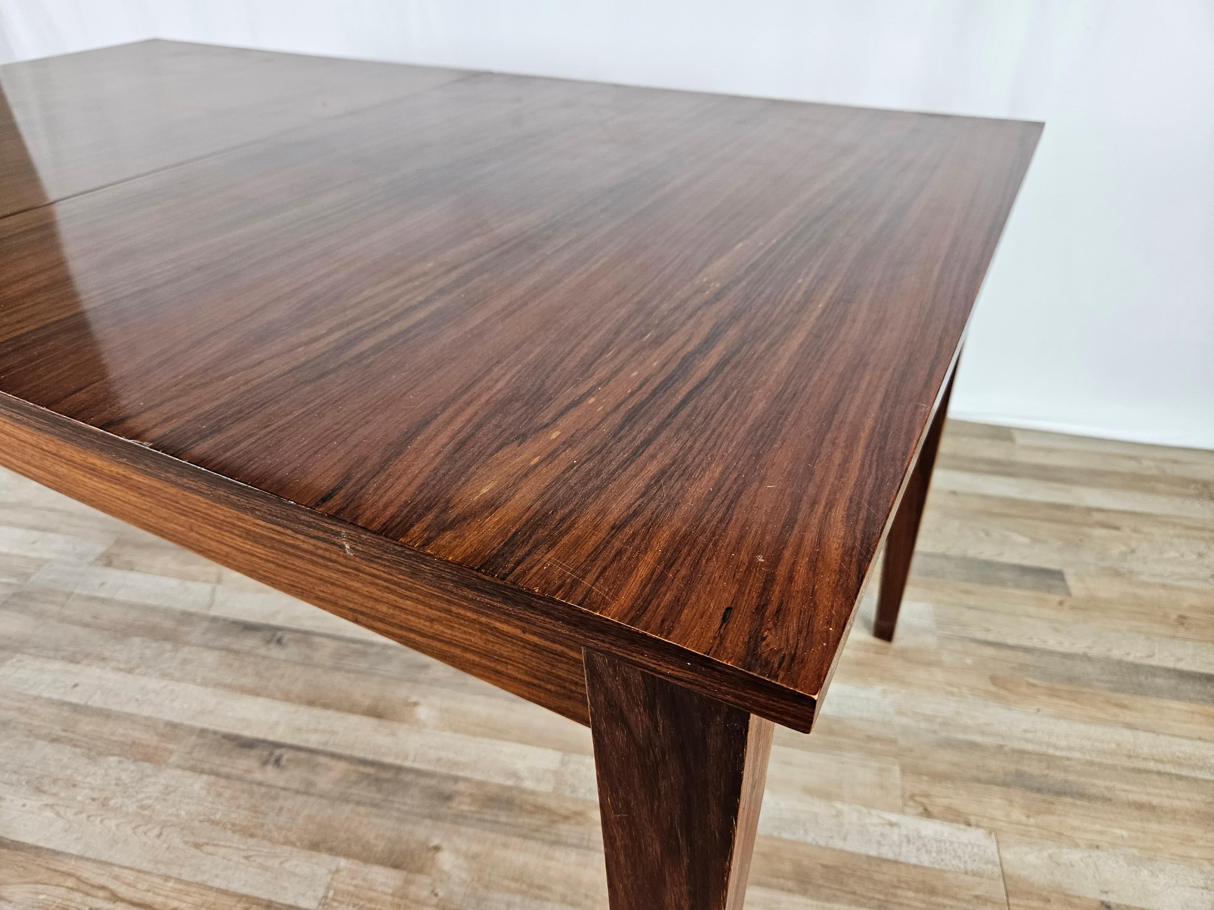 Scandinavian style extending laminate table In Good Condition For Sale In Premariacco, IT