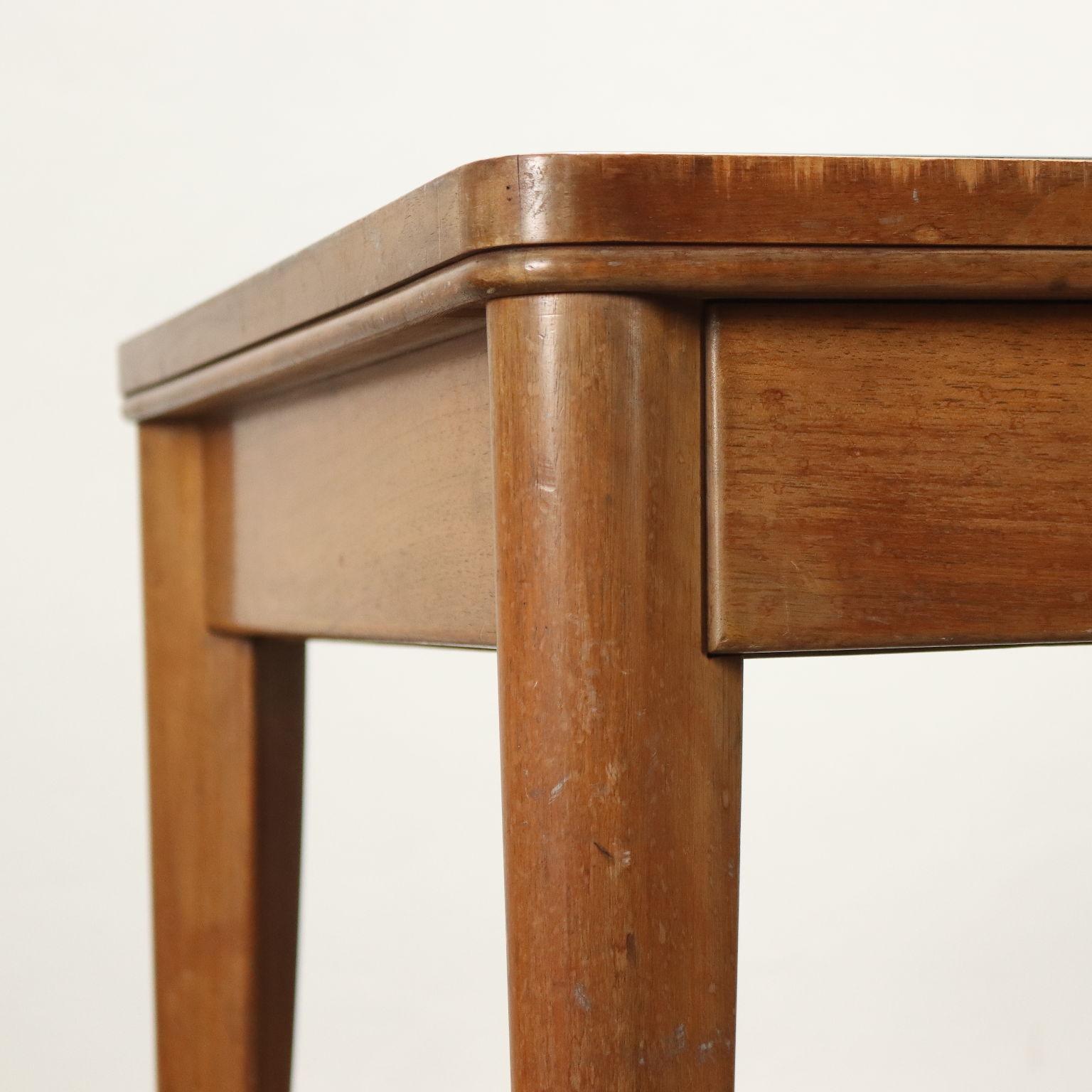 Tisch aus Messing, Holz und Glas aus den 50er und 60er Jahren (Italienisch) im Angebot
