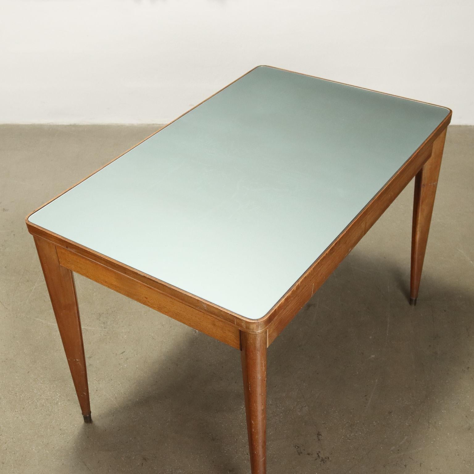 Tisch aus Messing, Holz und Glas aus den 50er und 60er Jahren (Mitte des 20. Jahrhunderts) im Angebot