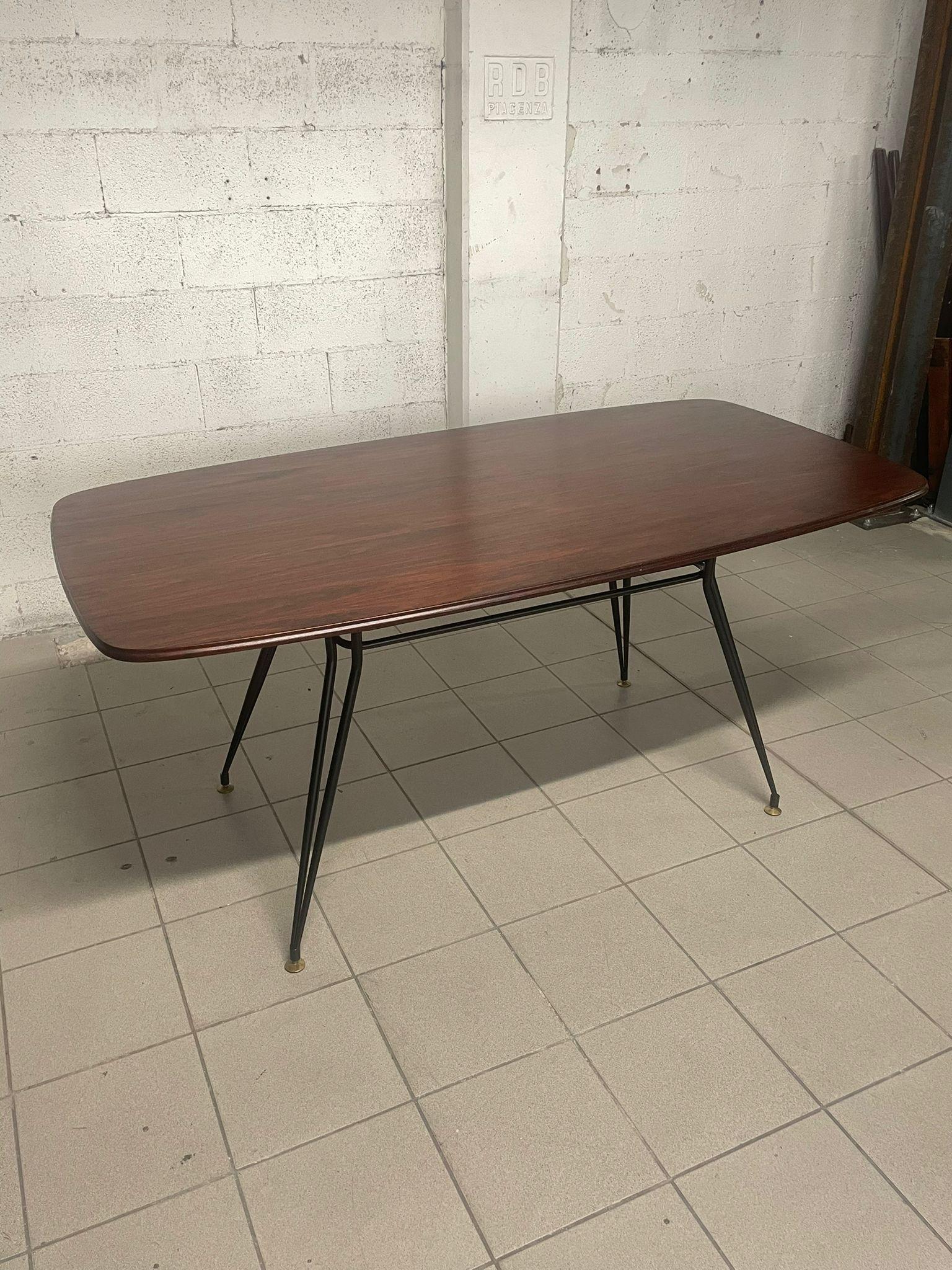 Mid-Century Modern Table en fer et bois de rose des années 1950 en vente