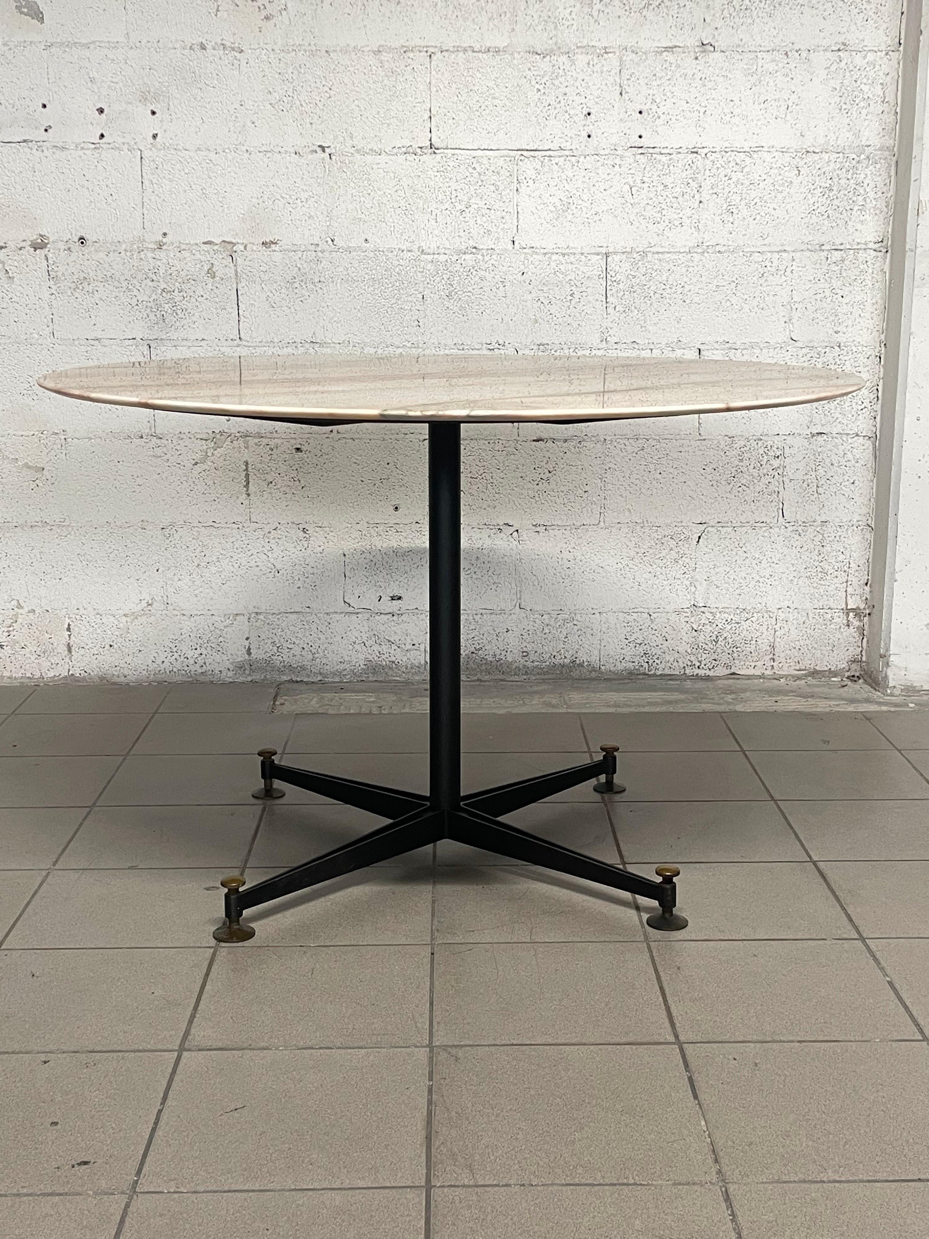 1950s round table of Italian manufacture.
Black lacquered iron leg with adjustable brass screw feet.
Marble top with pink veins.