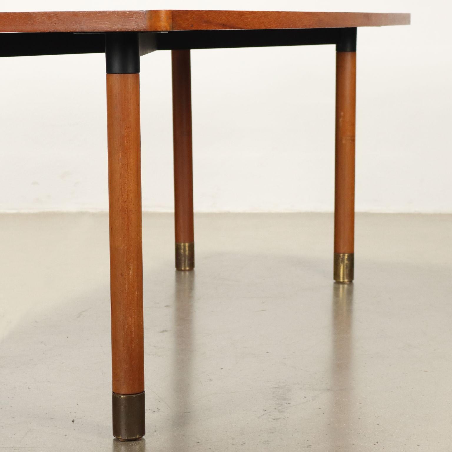 Mid-Century Modern Table en teck des années 1960 avec embouts en laiton en vente