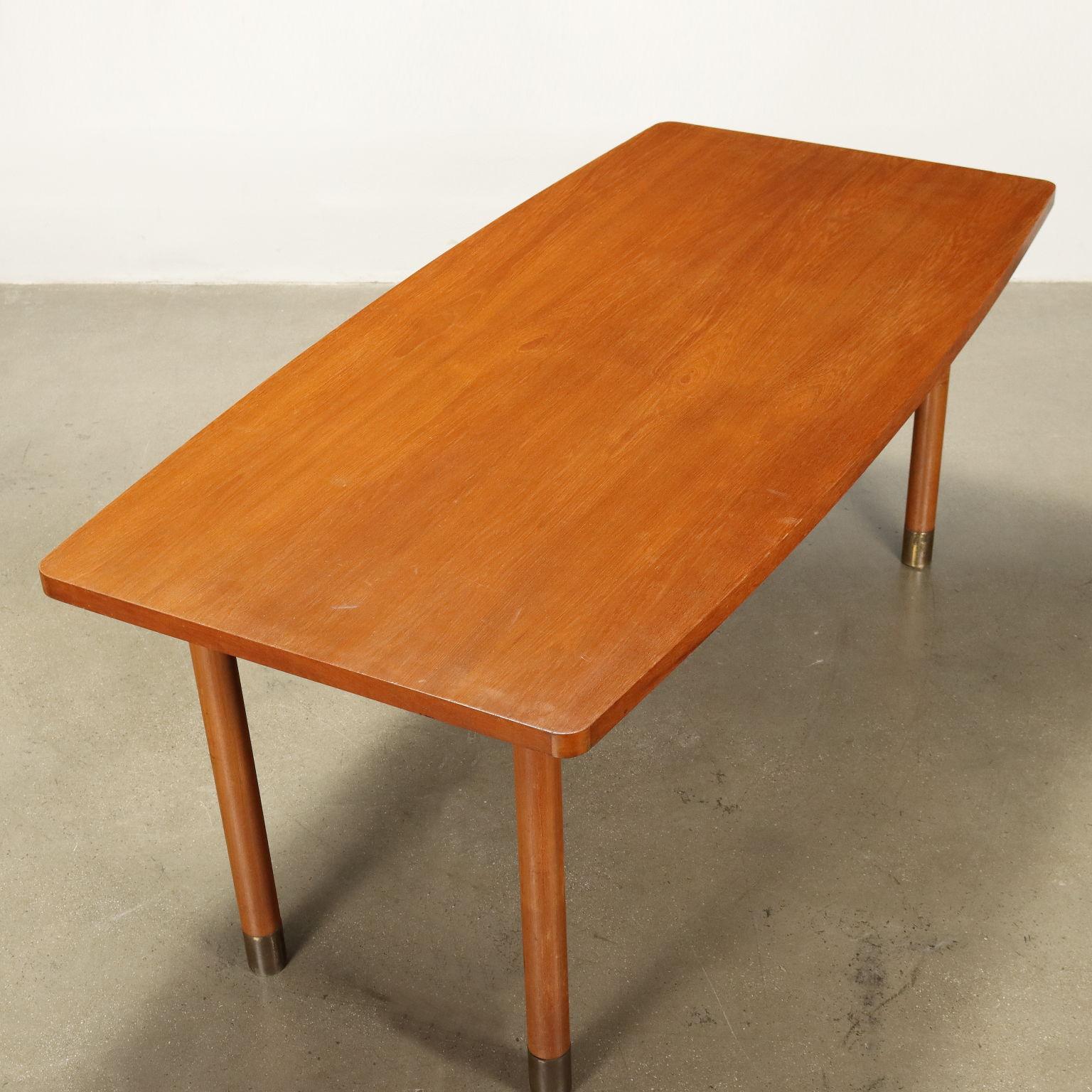Mid-20th Century Table en teck des années 1960 avec embouts en laiton en vente