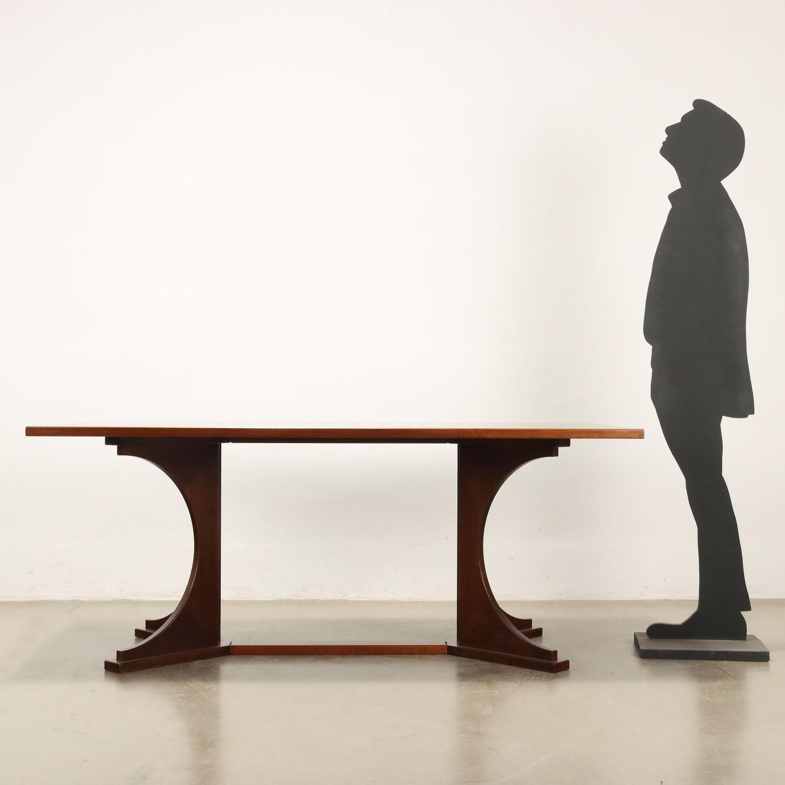 Table avec attributions à Franco Albini, bois plaqué en noyer. Restauré. 