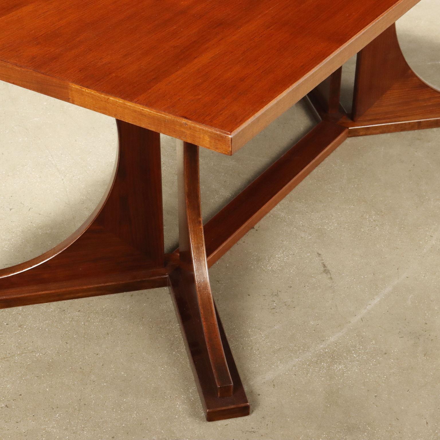 italien Table rectangulaire en noyer des années 1960 en vente