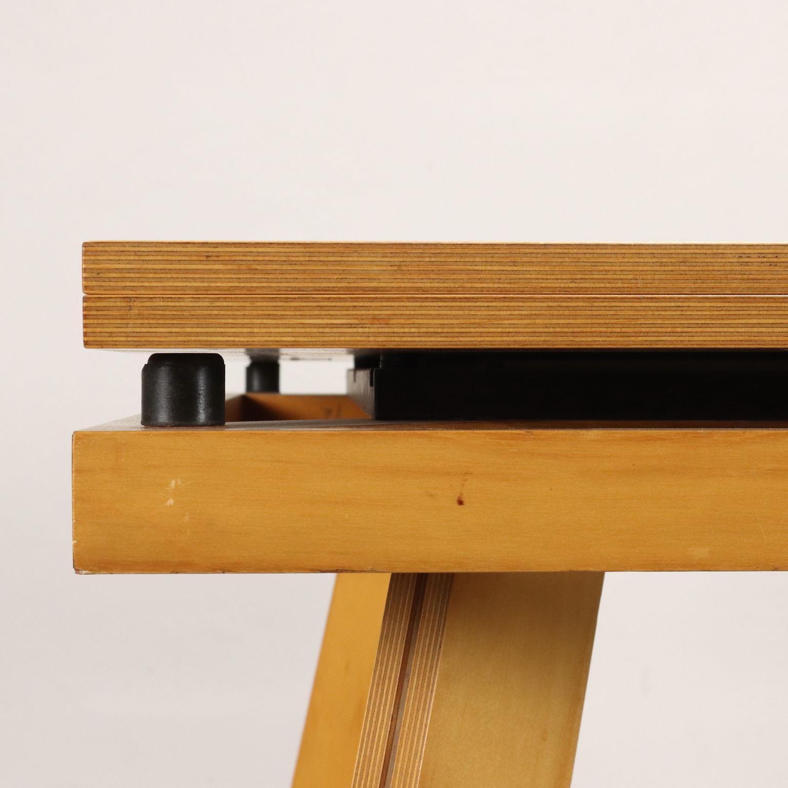 70er/80er Tisch aus hellbraunem Pappelholz im Zustand „Gut“ in Milano, IT