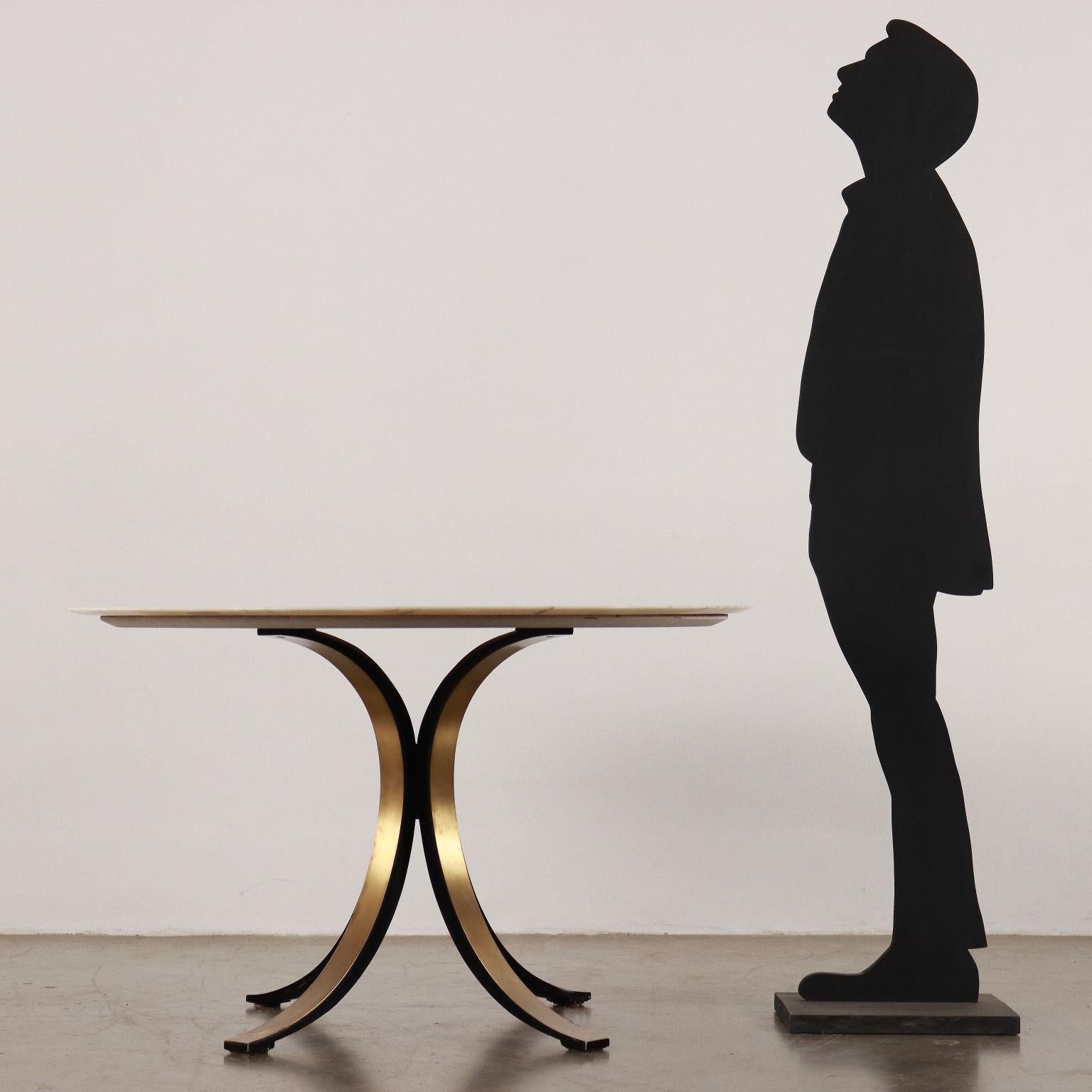 Tavolo con base in metallo e lamine in alluminio cromato e piano in marmo.