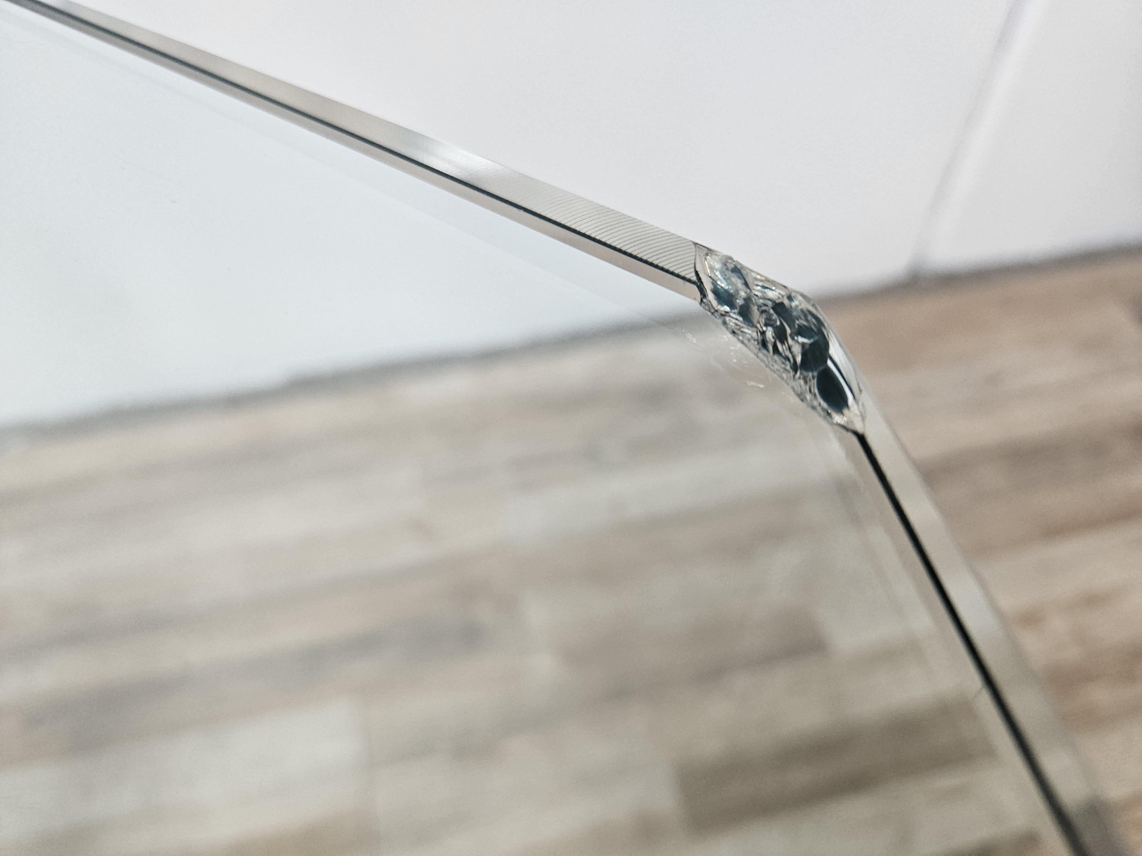 Tisch aus verchromtem Metall und Messing der 1970er Jahre mit sechseckiger Glasplatte im Angebot 5