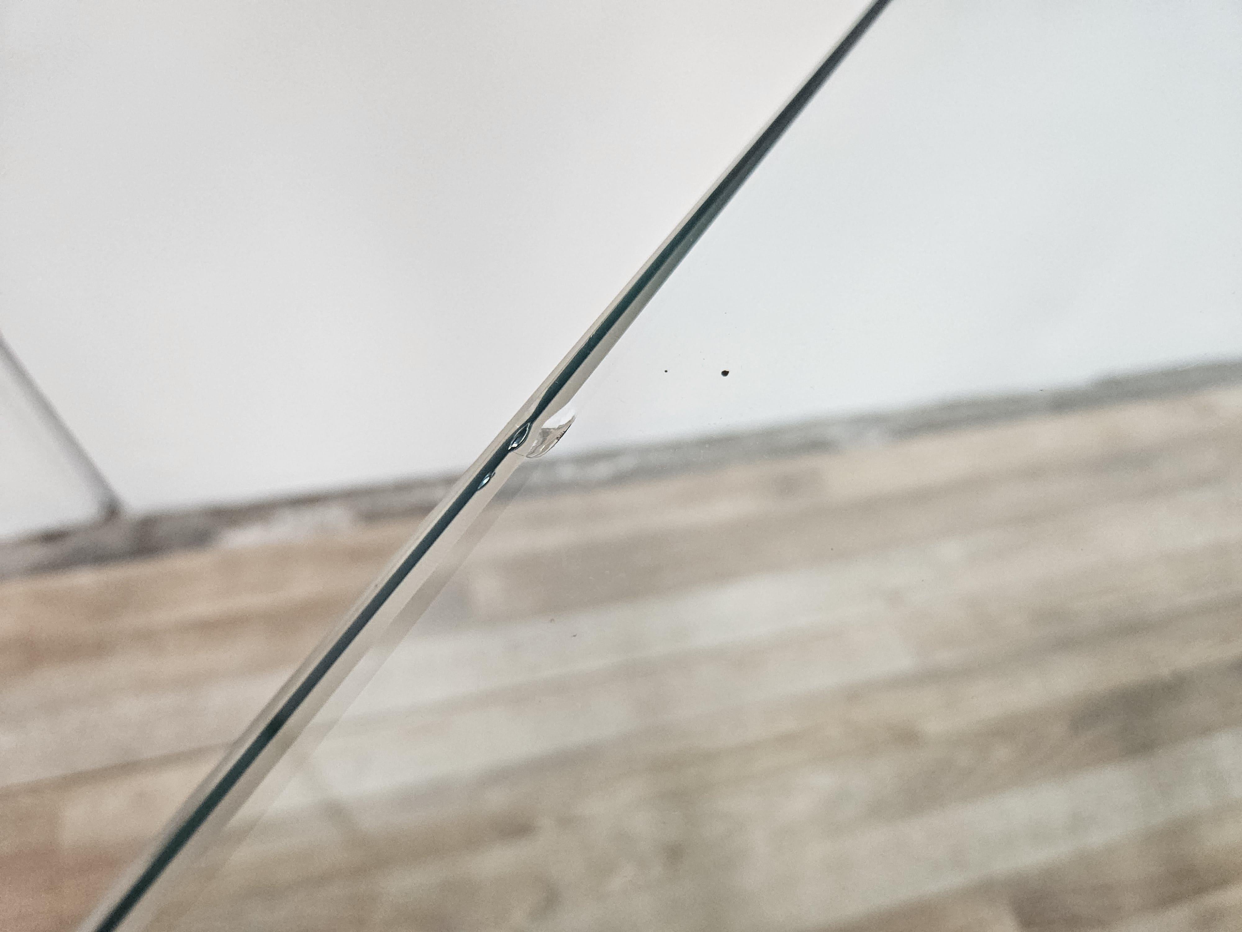 Tisch aus verchromtem Metall und Messing der 1970er Jahre mit sechseckiger Glasplatte im Angebot 8