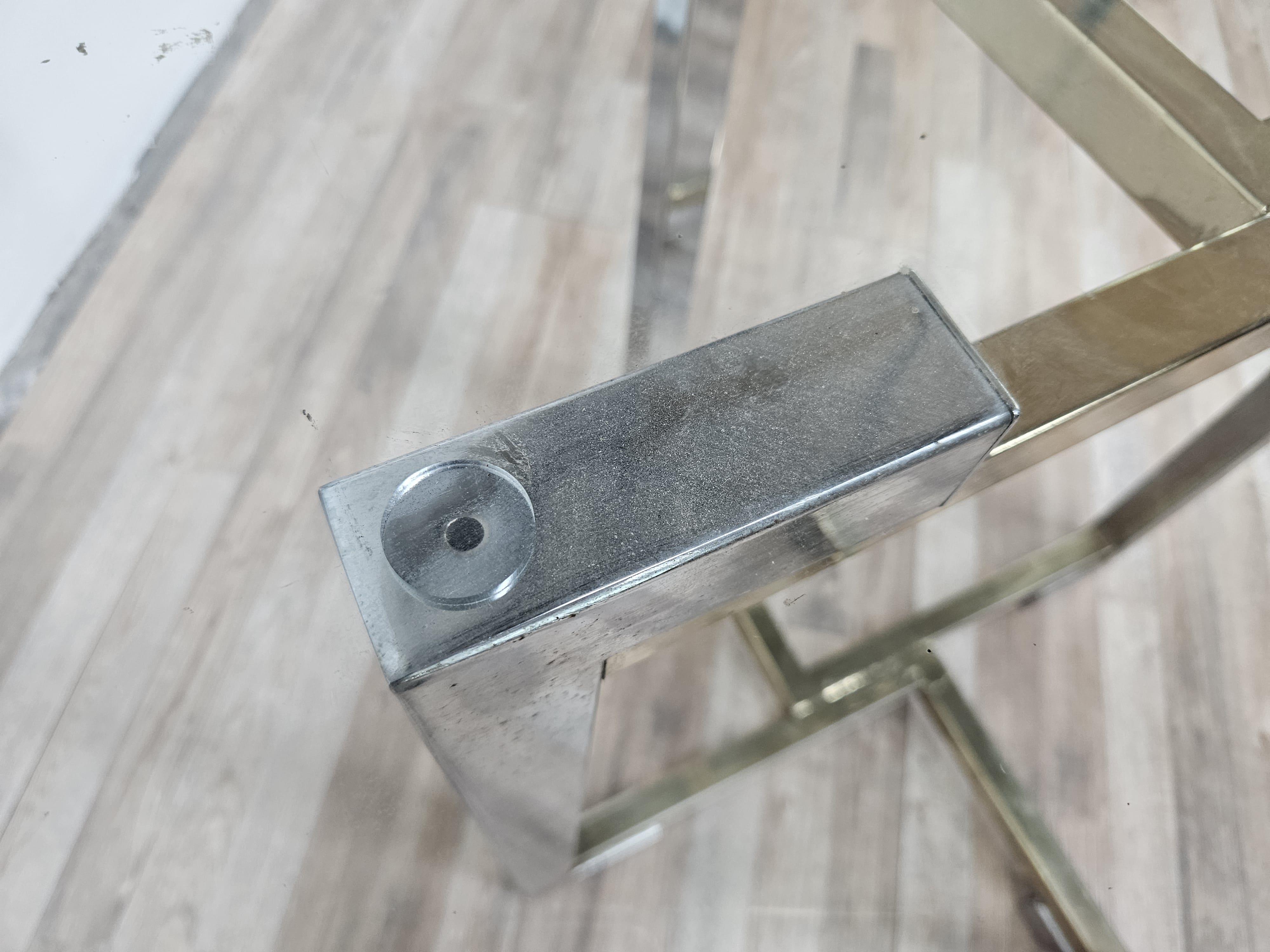 Tisch aus verchromtem Metall und Messing der 1970er Jahre mit sechseckiger Glasplatte im Angebot 9