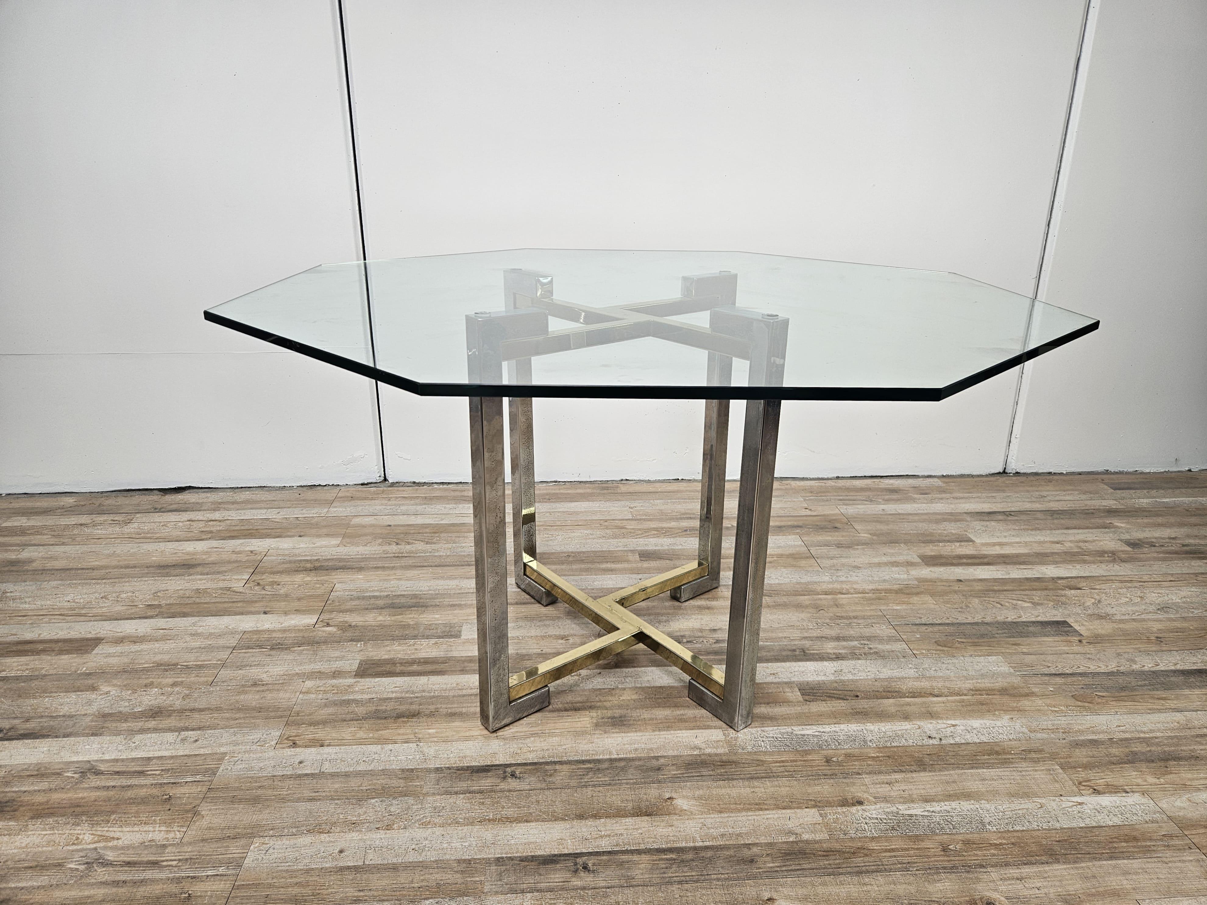 Ein Vintage-Tisch aus den 1970er Jahren mit einem geometrischen Gestell aus verchromtem Metall und Messing, der vom Hollywood Regency-Stil inspiriert ist und dank seiner kompakten Größe und Linienführung Design und Eleganz ausstrahlt.

Solide, dicke