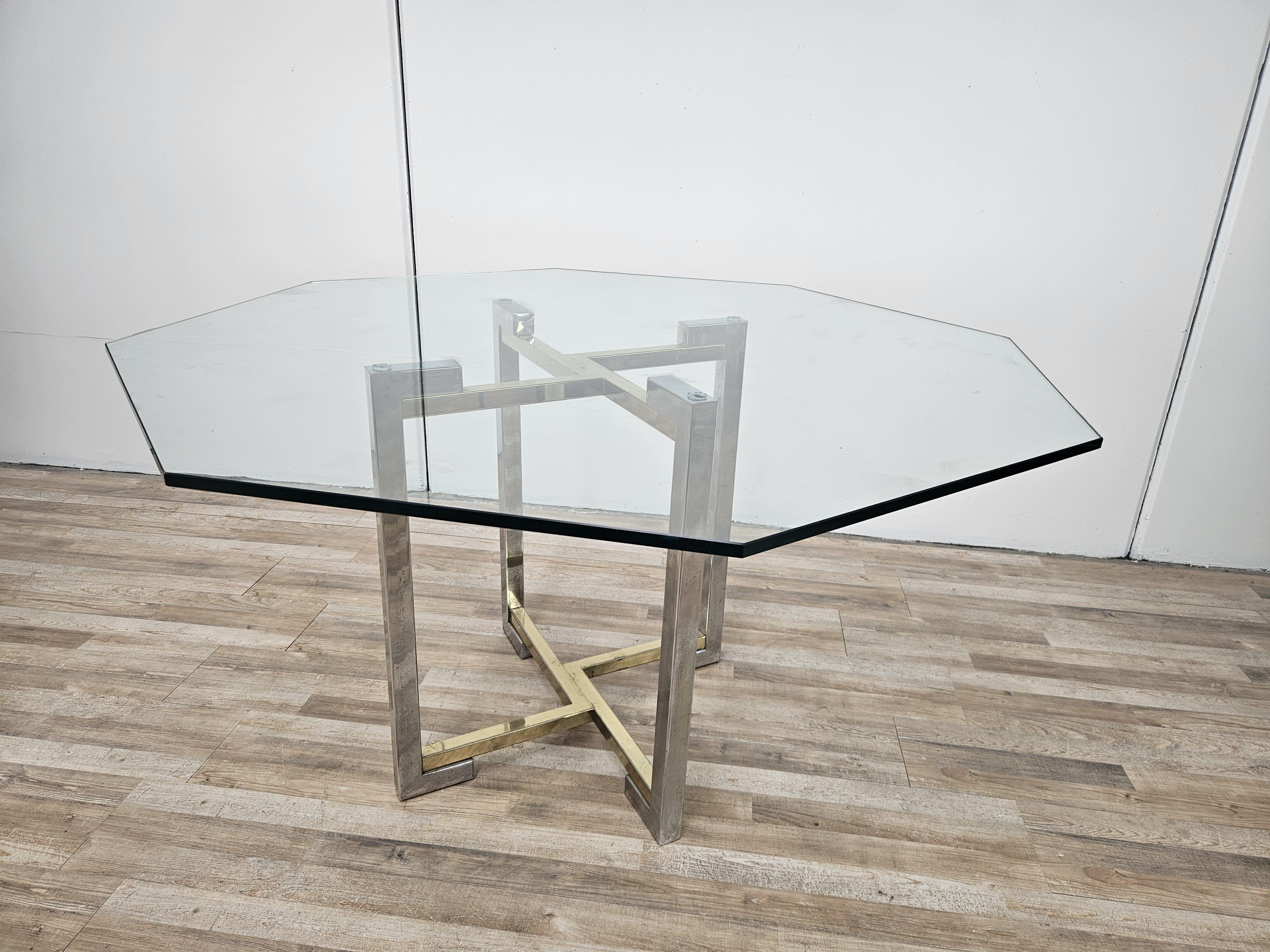 Tisch aus verchromtem Metall und Messing der 1970er Jahre mit sechseckiger Glasplatte (Hollywood Regency) im Angebot