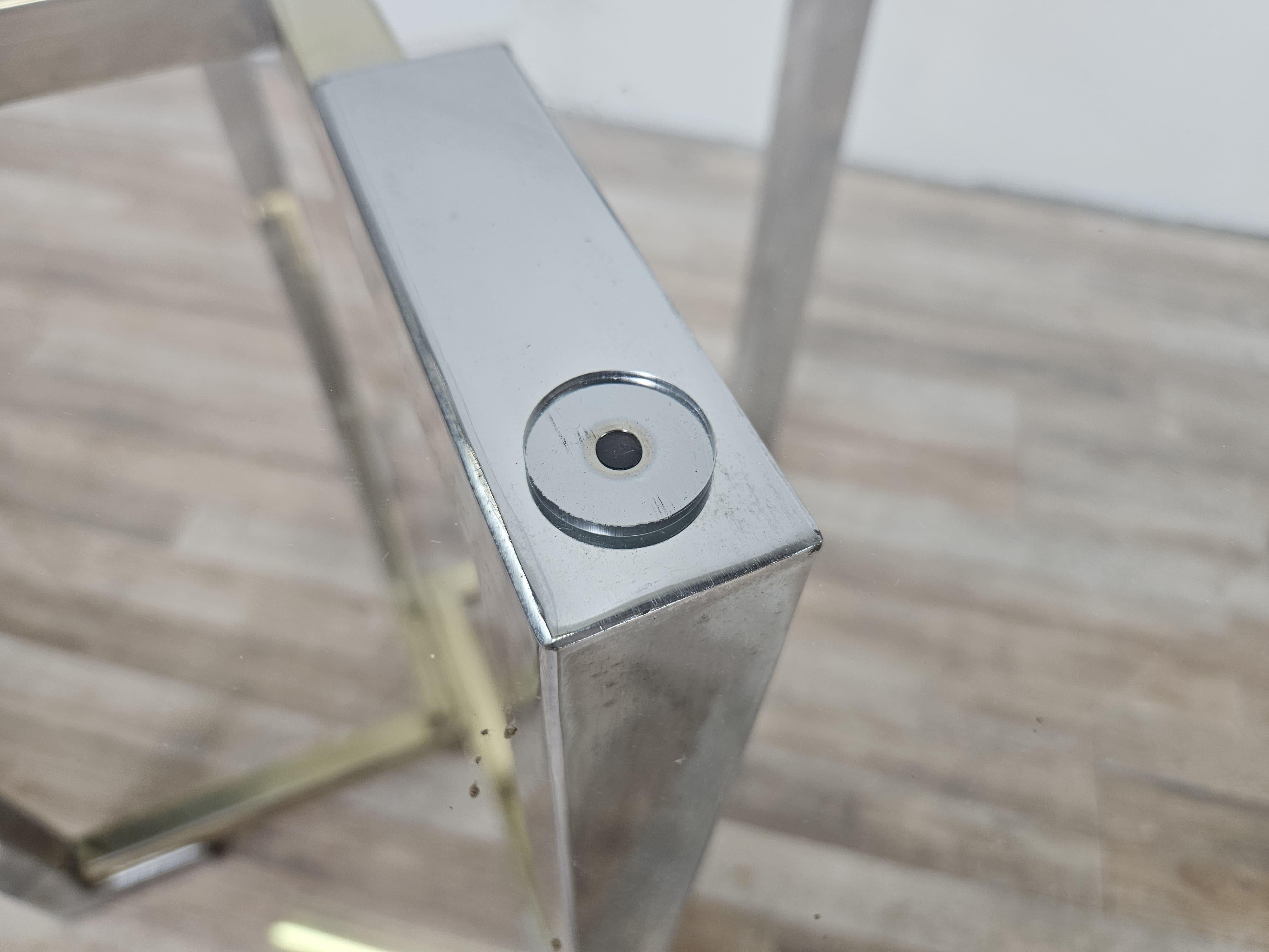 Tisch aus verchromtem Metall und Messing der 1970er Jahre mit sechseckiger Glasplatte im Angebot 1