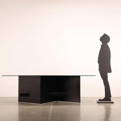 Table des années 80-90, verre fumé et bois laqué.