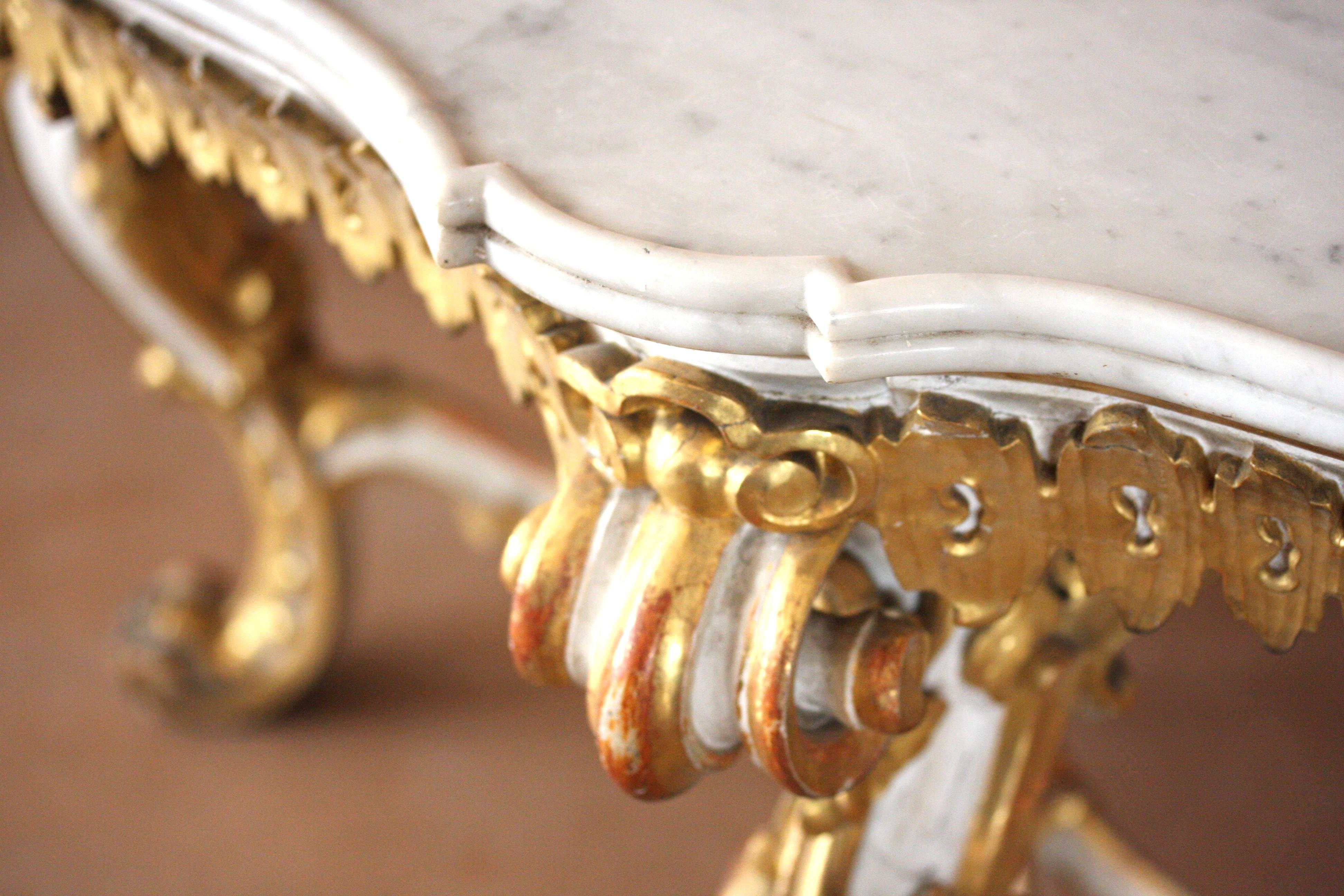 Table ancienne sculptée et dorée à la feuille d'or dans le style baroque en vente 2