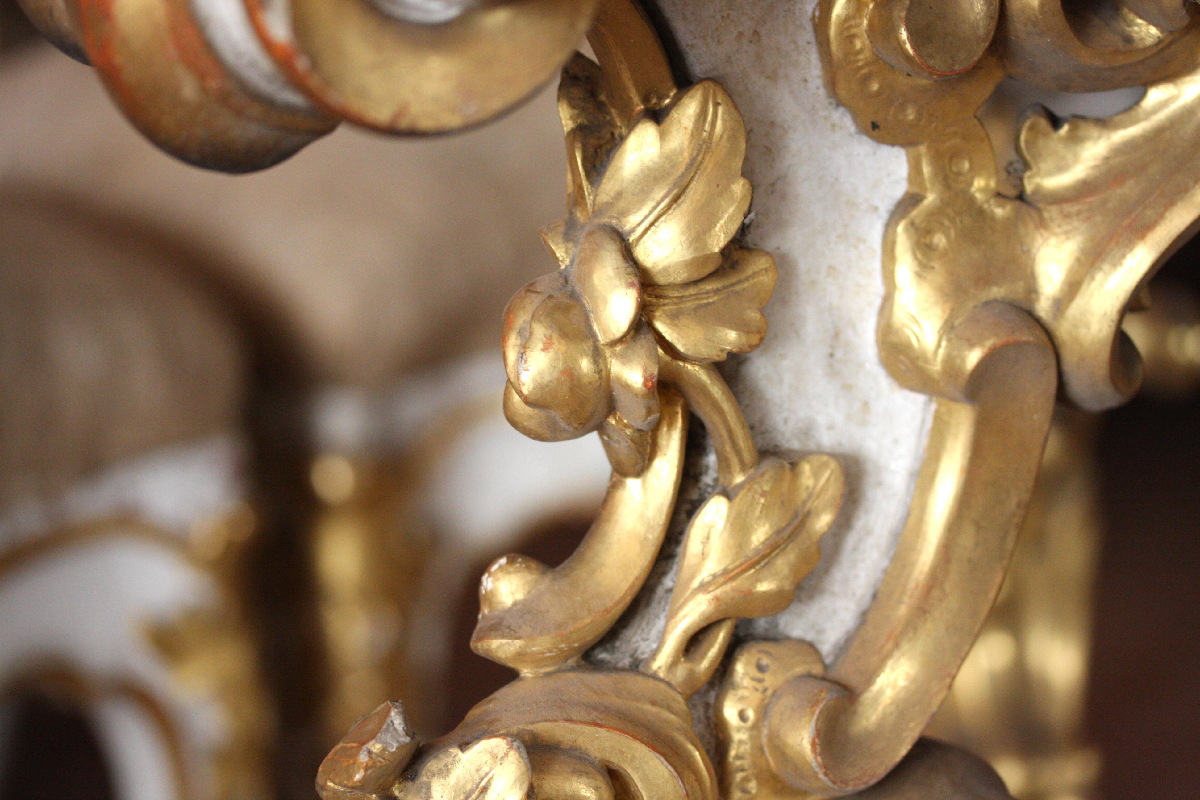 Table ancienne sculptée et dorée à la feuille d'or dans le style baroque en vente 3