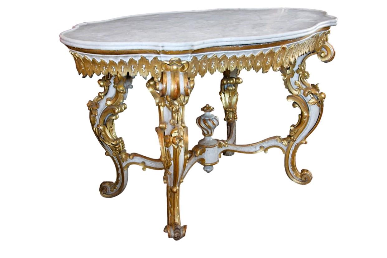 Table ancienne sculptée et dorée à la feuille d'or dans le style baroque en vente 4