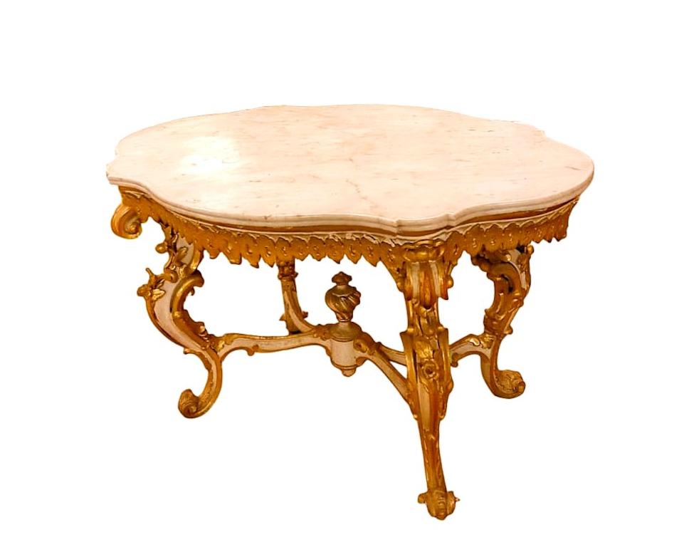 Table ancienne sculptée et dorée de style baroque. Seconde moitié du XVIIIe siècle

Belle et importante table centrale.
Laqué blanc avec finition à la feuille d'or, le plateau est façonné en marbre blanc. La table est délicieusement sculptée et