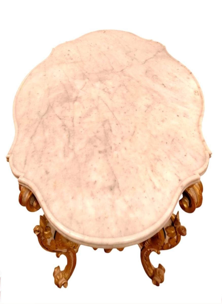 Baroque Table ancienne sculptée et dorée à la feuille d'or dans le style baroque en vente