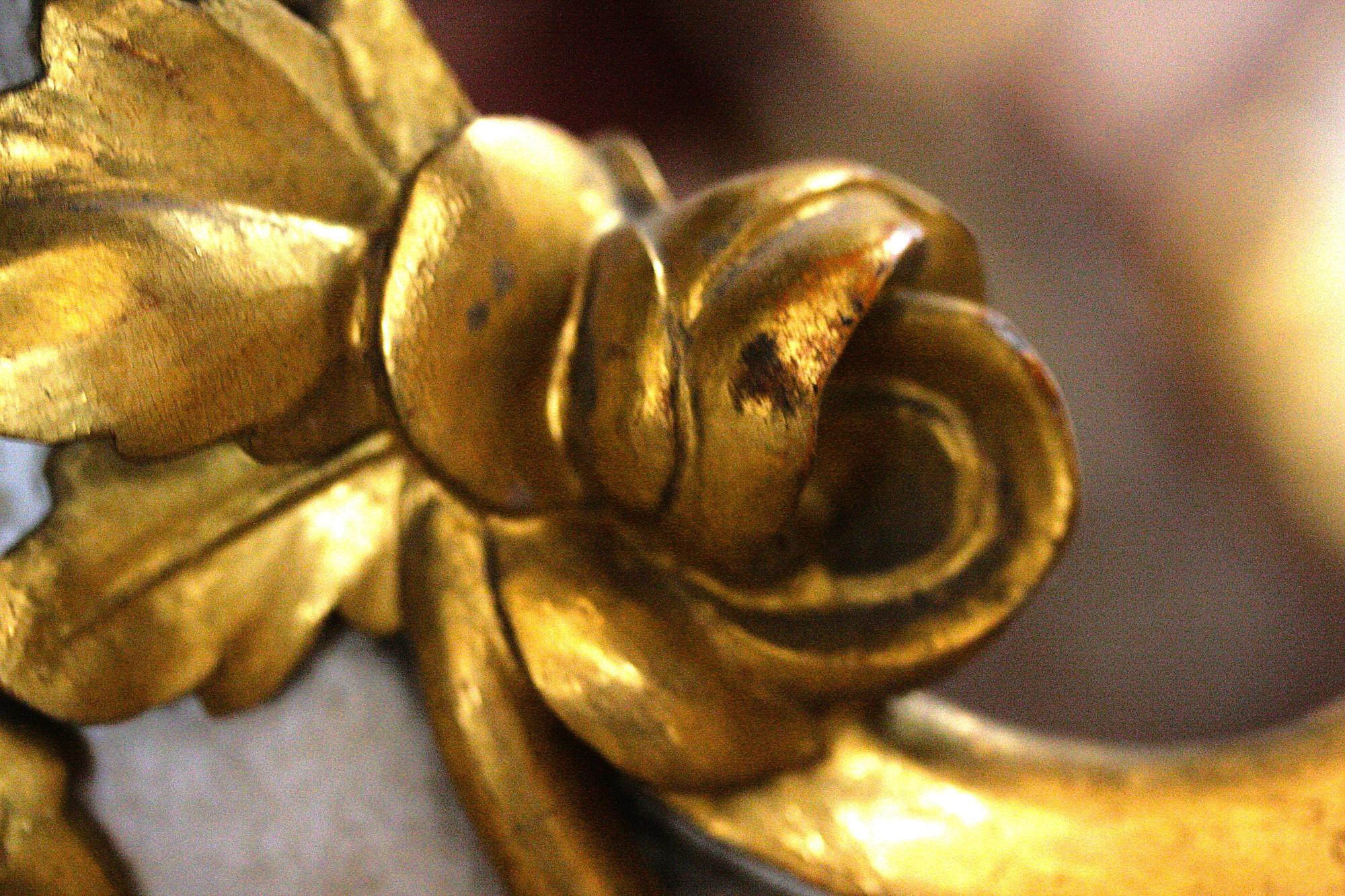 Sculpté à la main Table ancienne sculptée et dorée à la feuille d'or dans le style baroque en vente