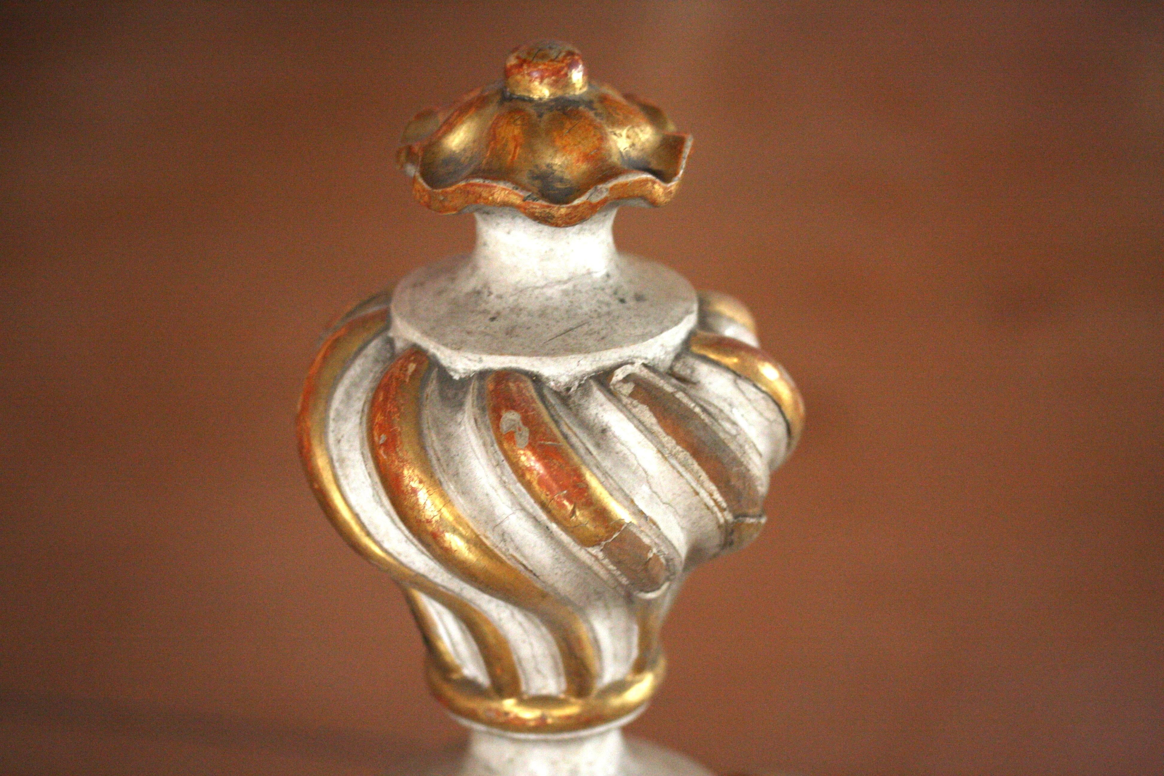 Table ancienne sculptée et dorée à la feuille d'or dans le style baroque État moyen - En vente à Cesena, FC