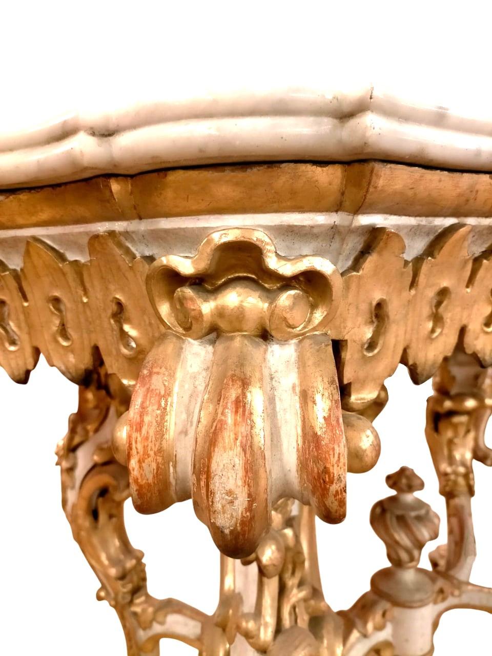 Feuille d'or Table ancienne sculptée et dorée à la feuille d'or dans le style baroque en vente