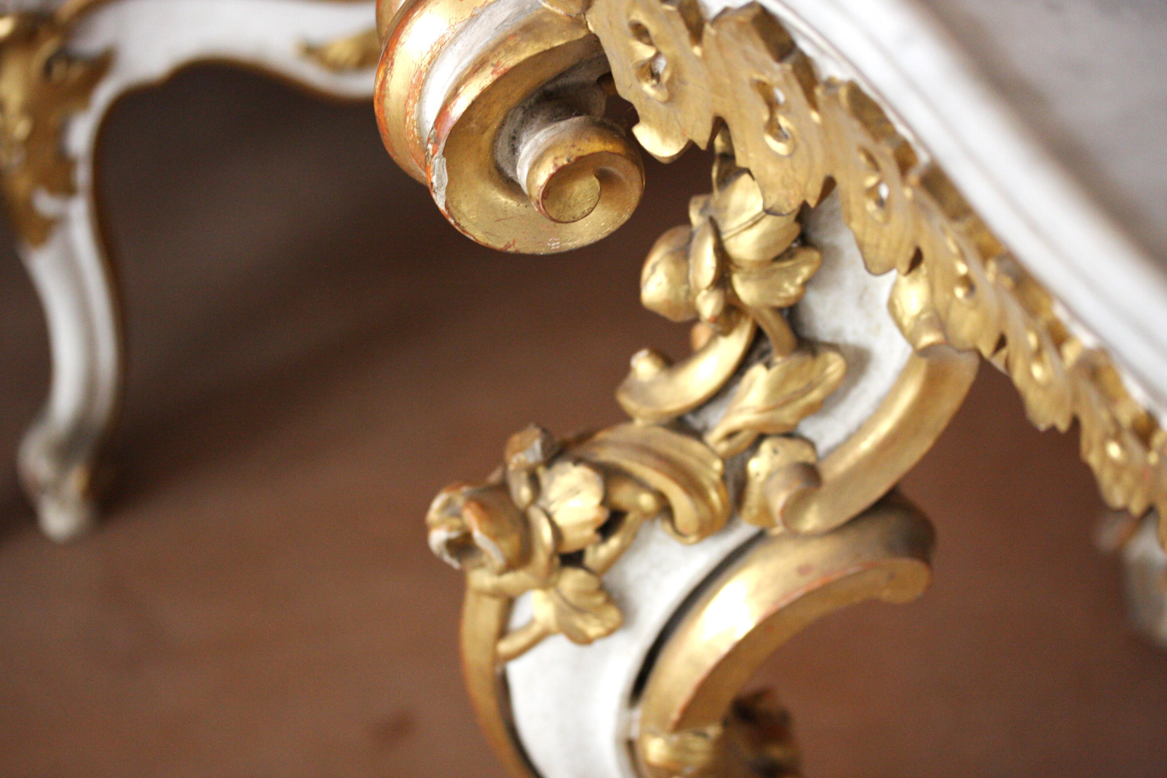 Table ancienne sculptée et dorée à la feuille d'or dans le style baroque en vente 1