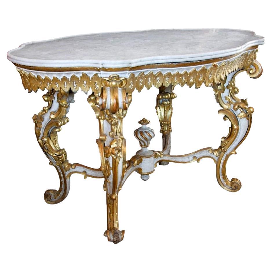 Table ancienne sculptée et dorée à la feuille d'or dans le style baroque en vente