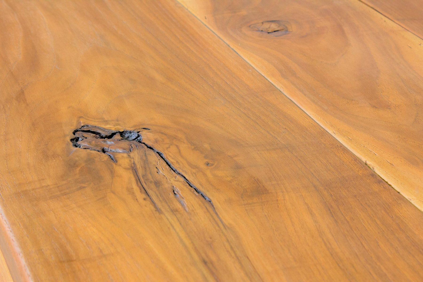 Table en noyer fabriquée à la main Excellent état - En vente à Manzano, IT