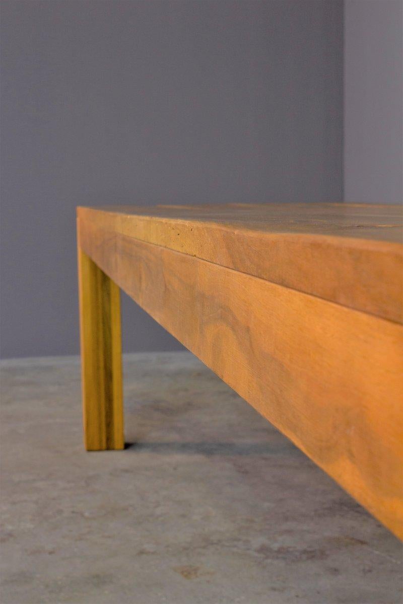 Table en noyer fabriquée à la main en vente 1