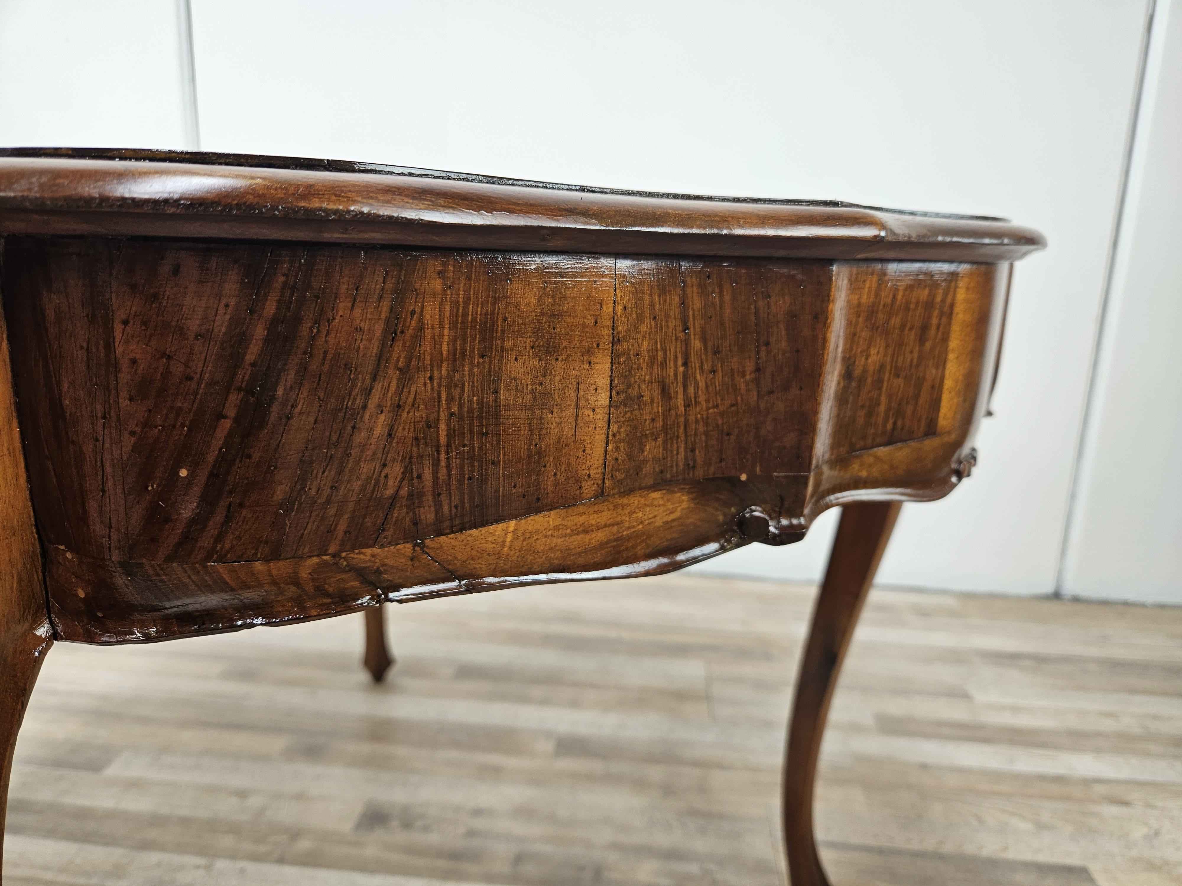 Baroque 20th century walnut and maple table For Sale 4