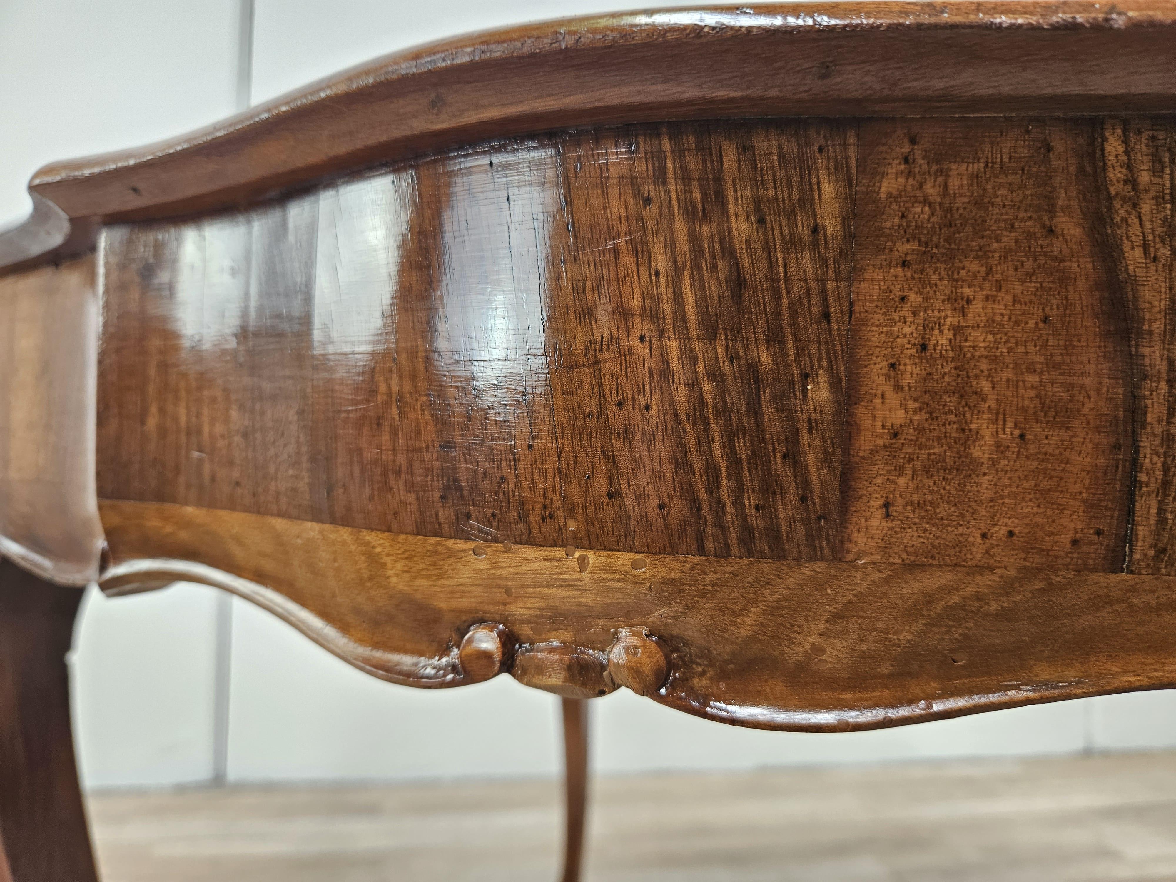 Baroque 20th century walnut and maple table For Sale 5