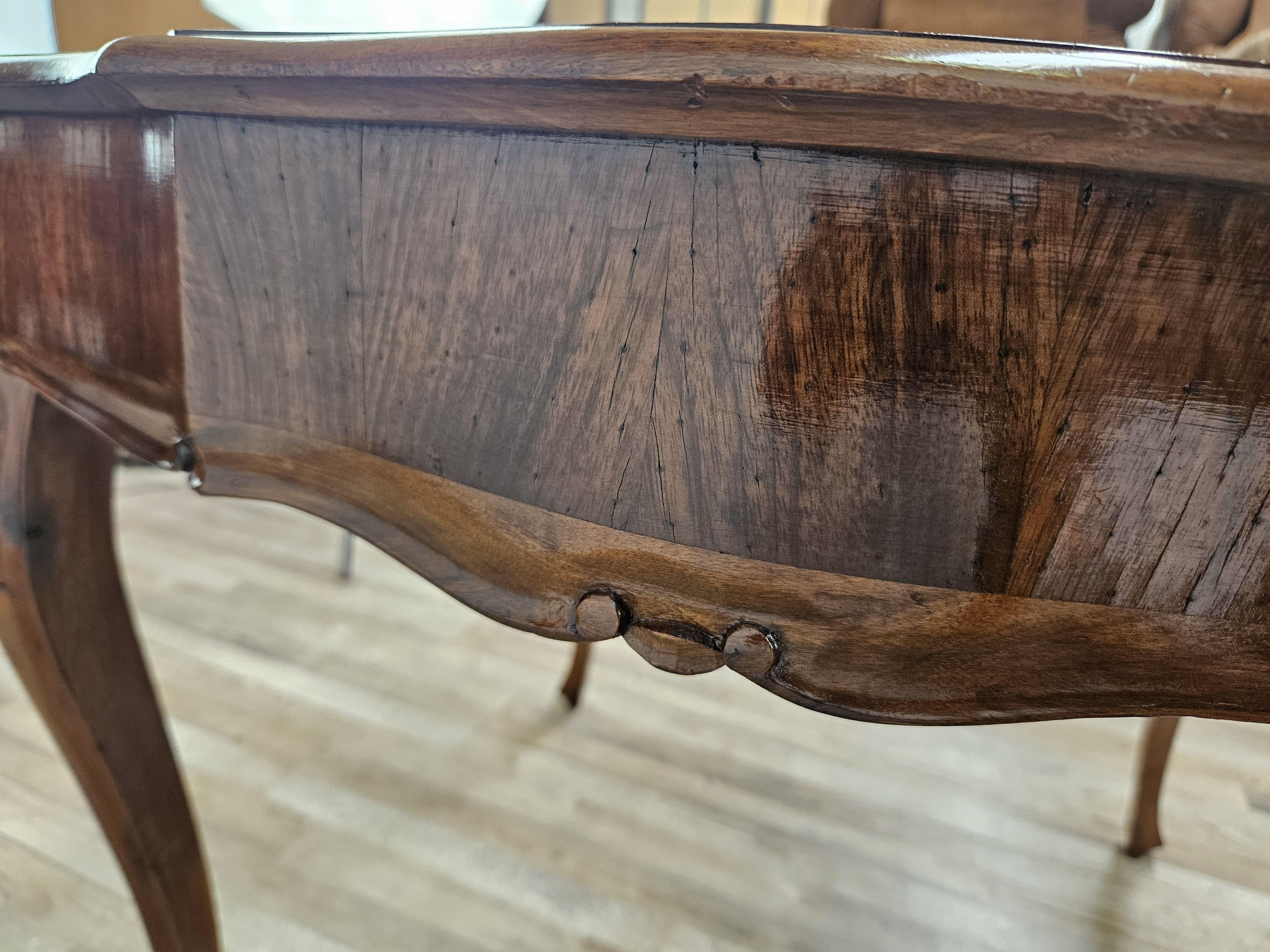 Baroque 20th century walnut and maple table For Sale 6