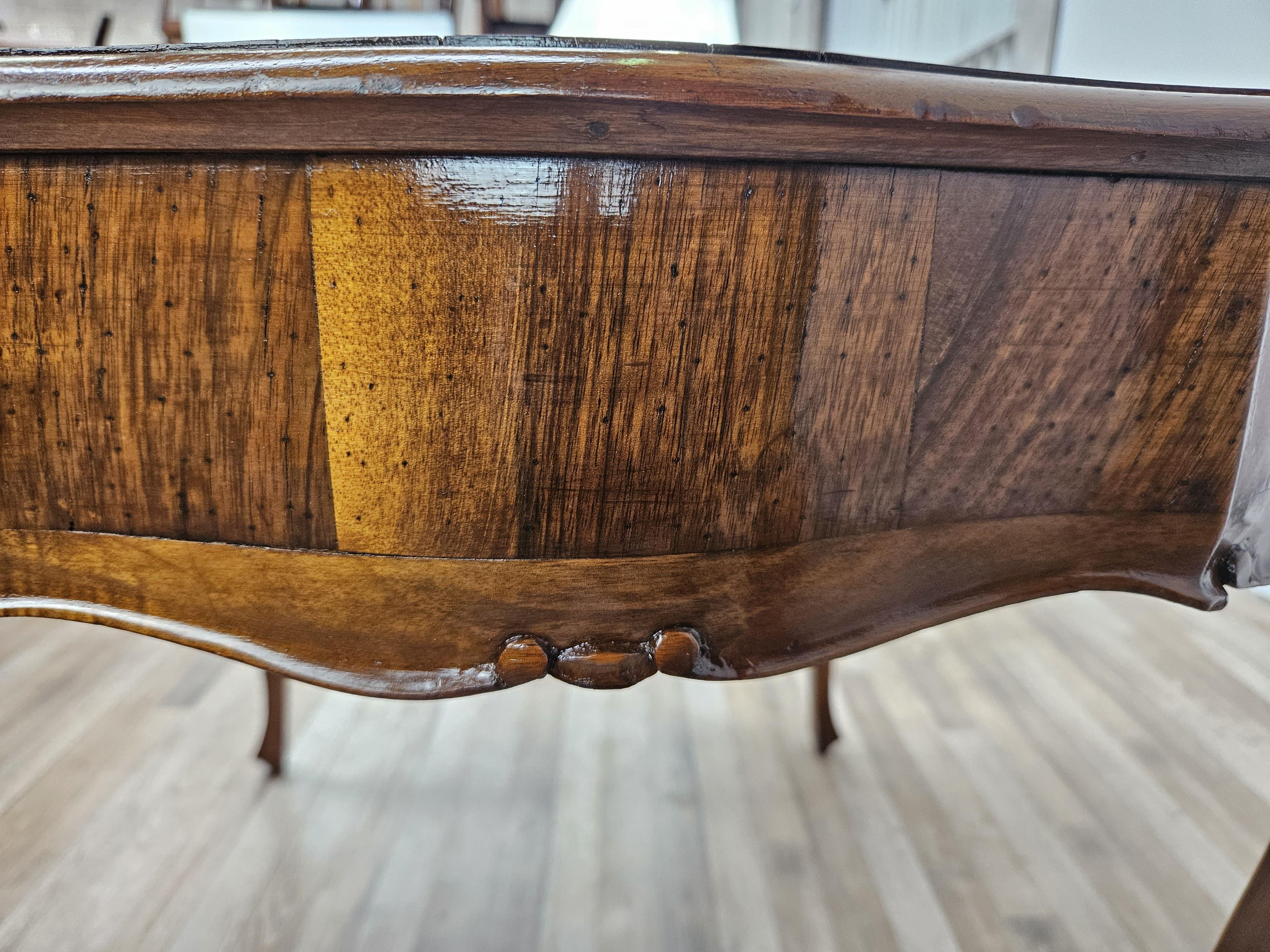 Baroque 20th century walnut and maple table For Sale 7