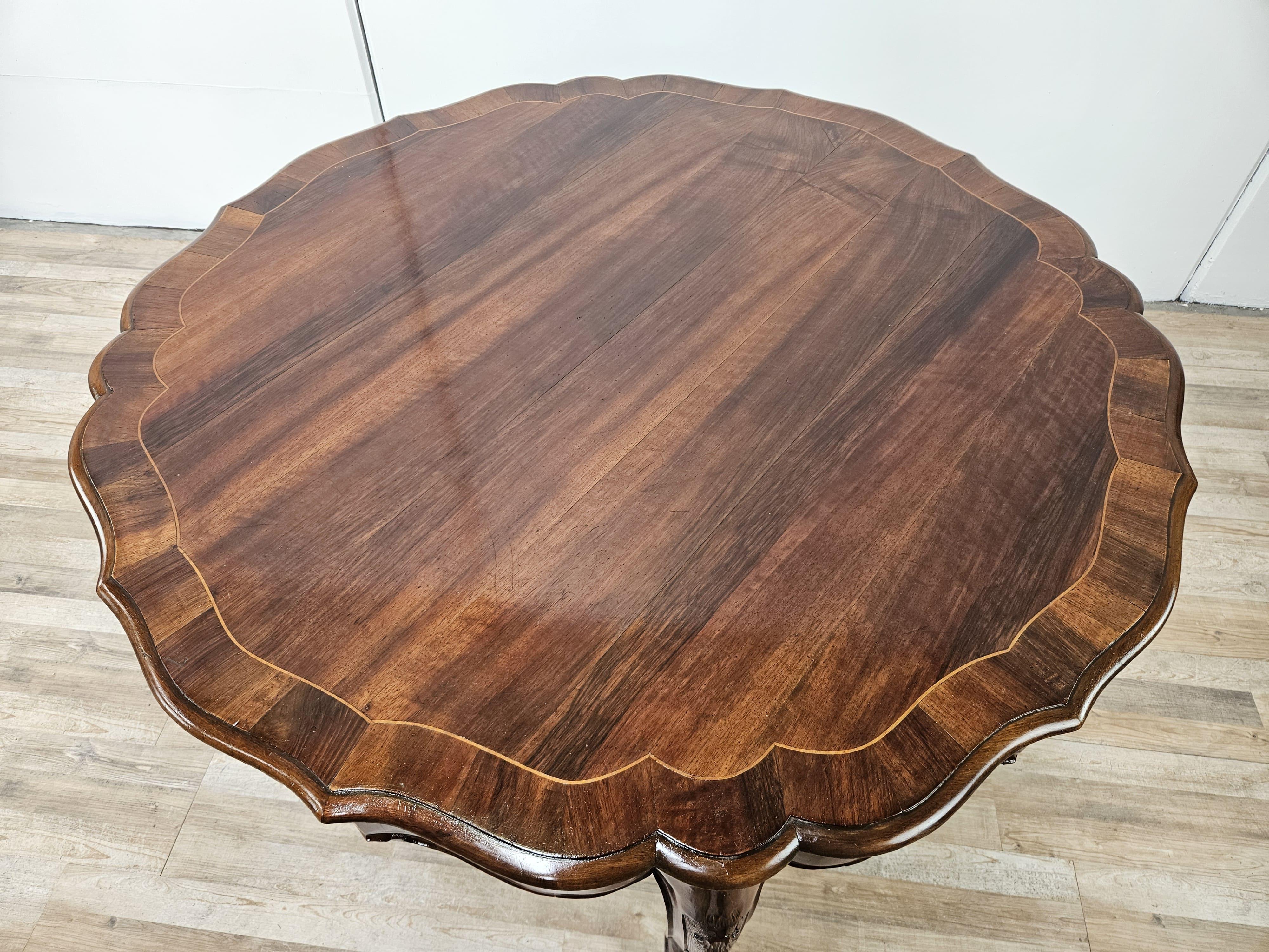 Italian Baroque 20th century walnut and maple table For Sale