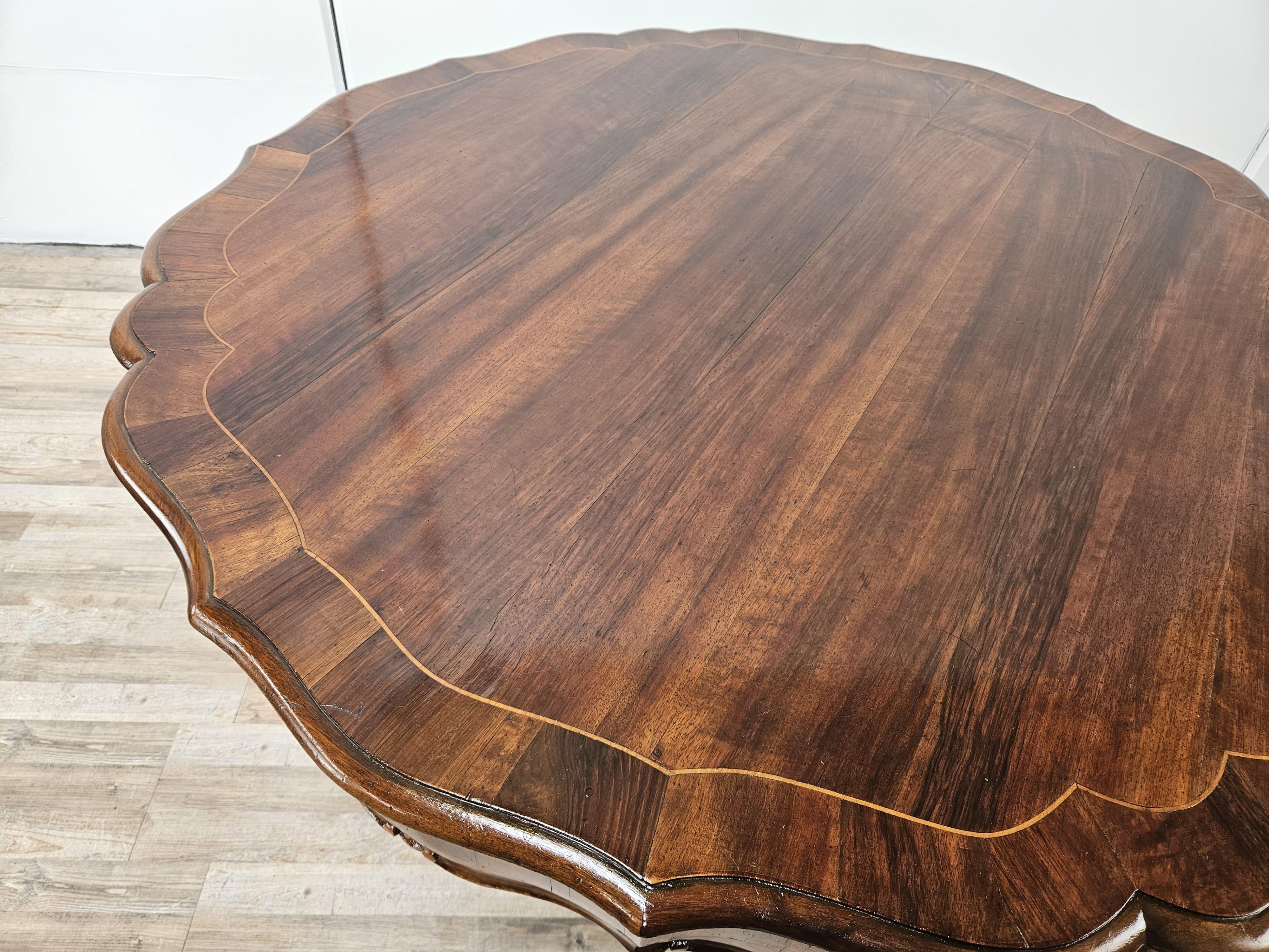 Baroque 20th century walnut and maple table In Good Condition For Sale In Premariacco, IT