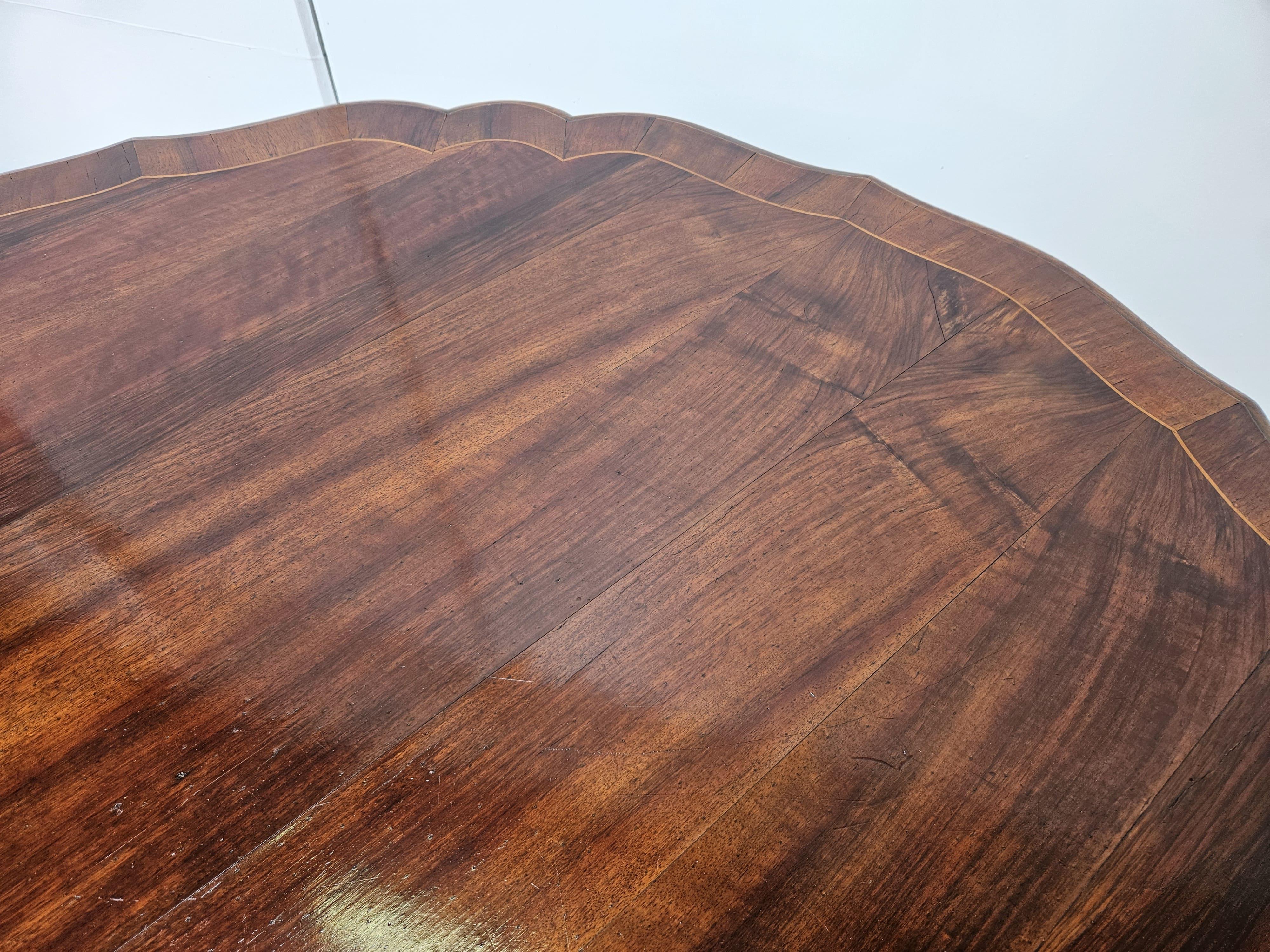 Early 20th Century Baroque 20th century walnut and maple table For Sale