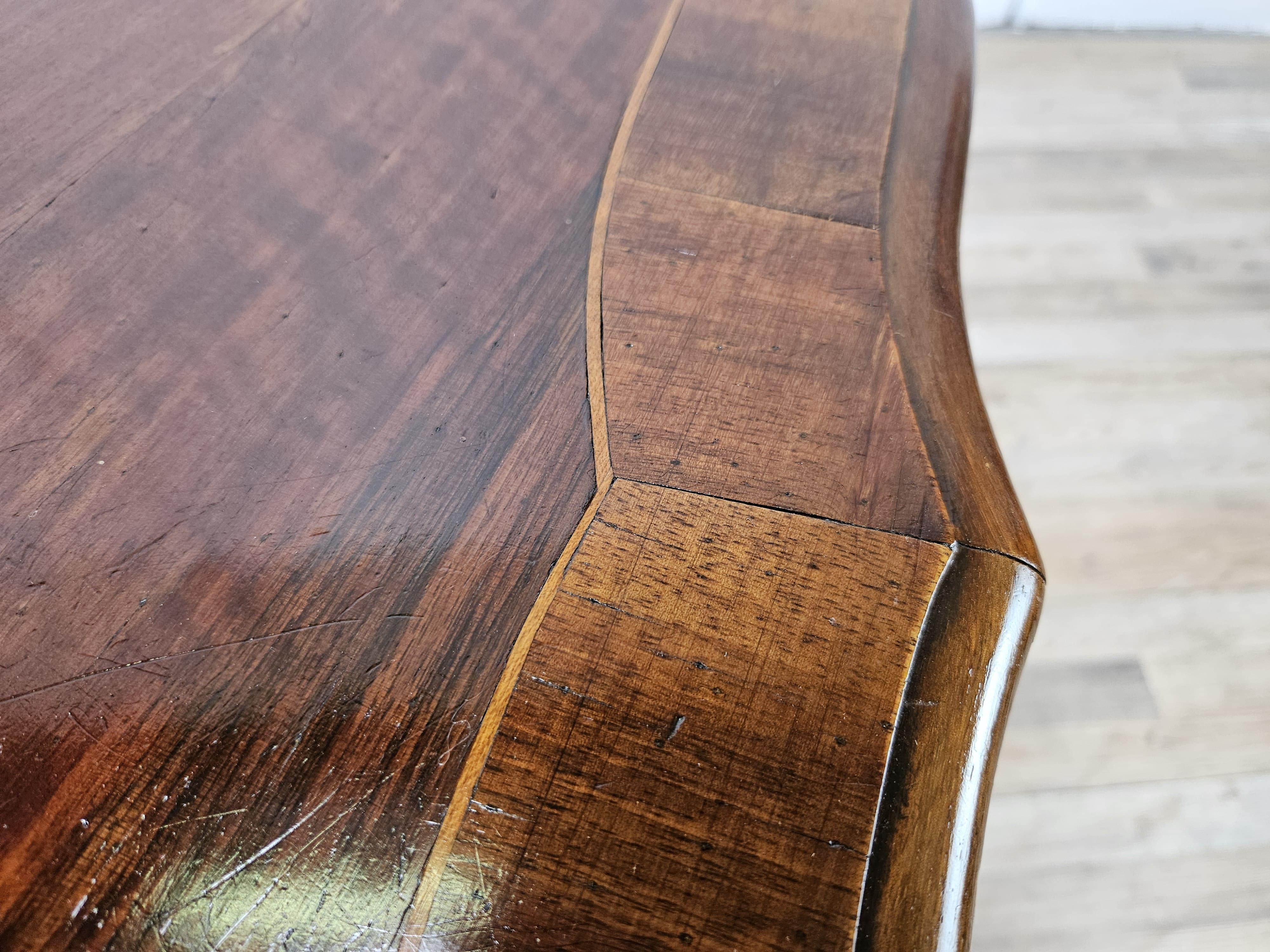 Baroque 20th century walnut and maple table For Sale 2